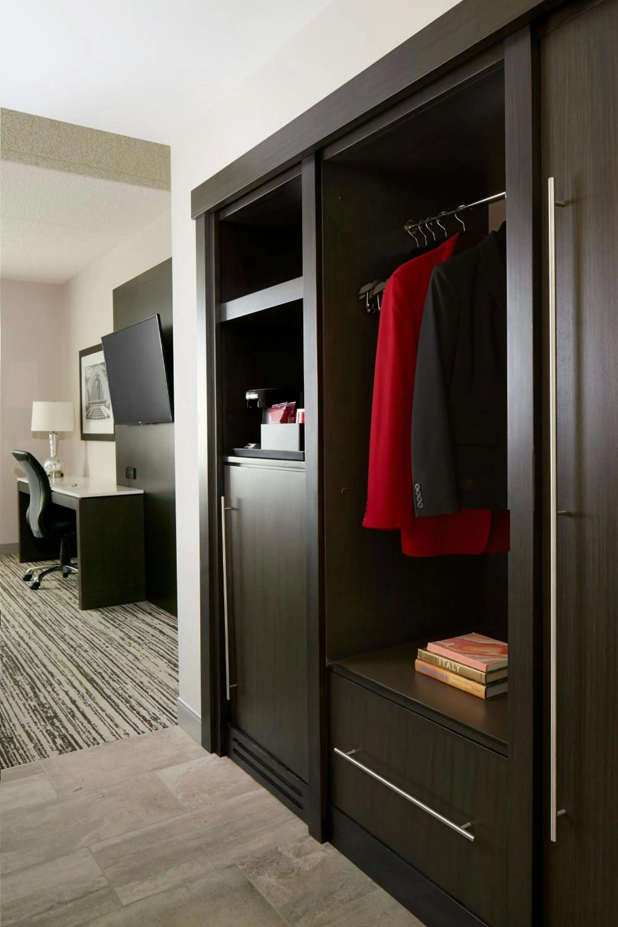 Photo of the whole room in Marriott Cincinnati Airport