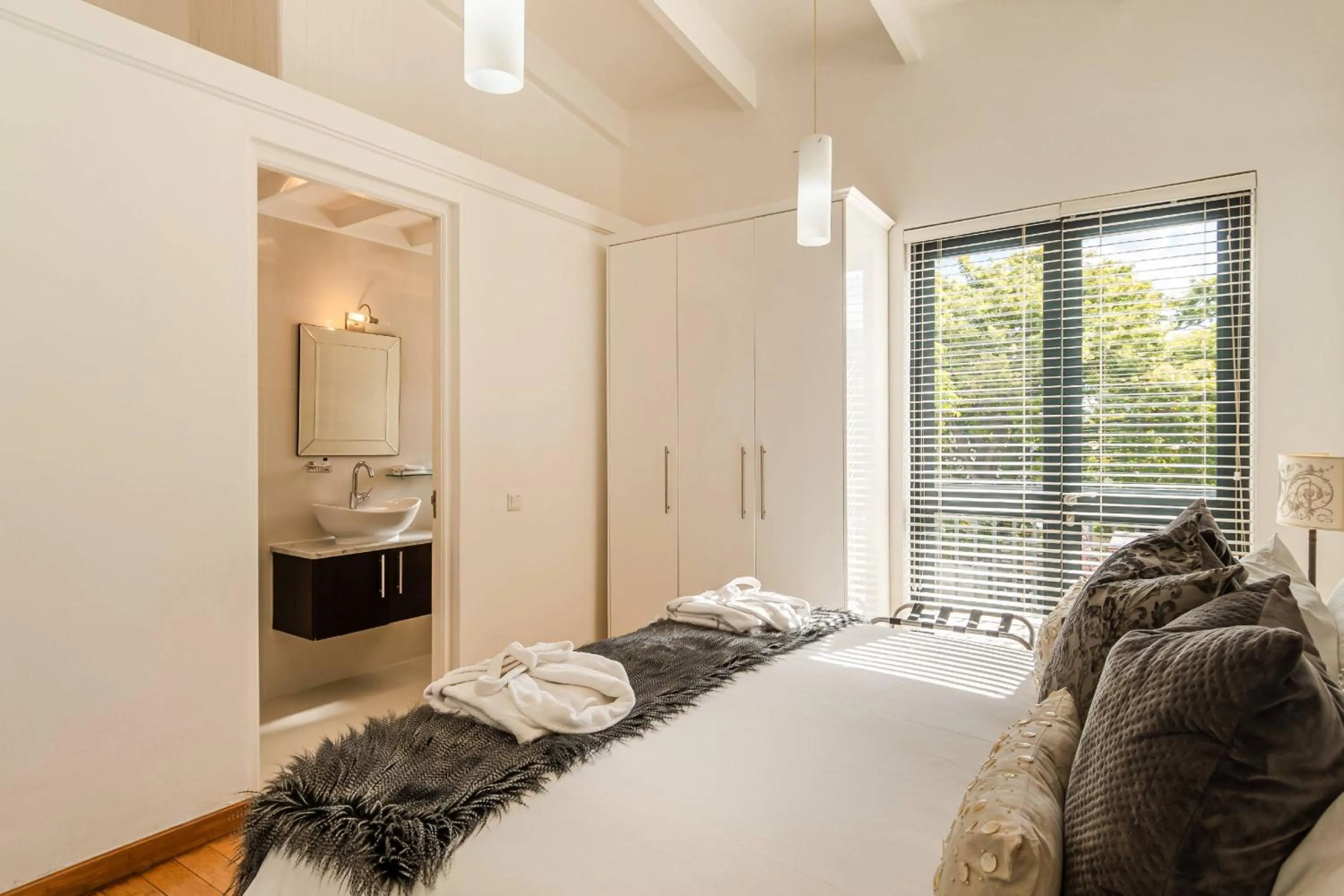 Bathroom, Bed in The Ivy Apartments Franschhoek