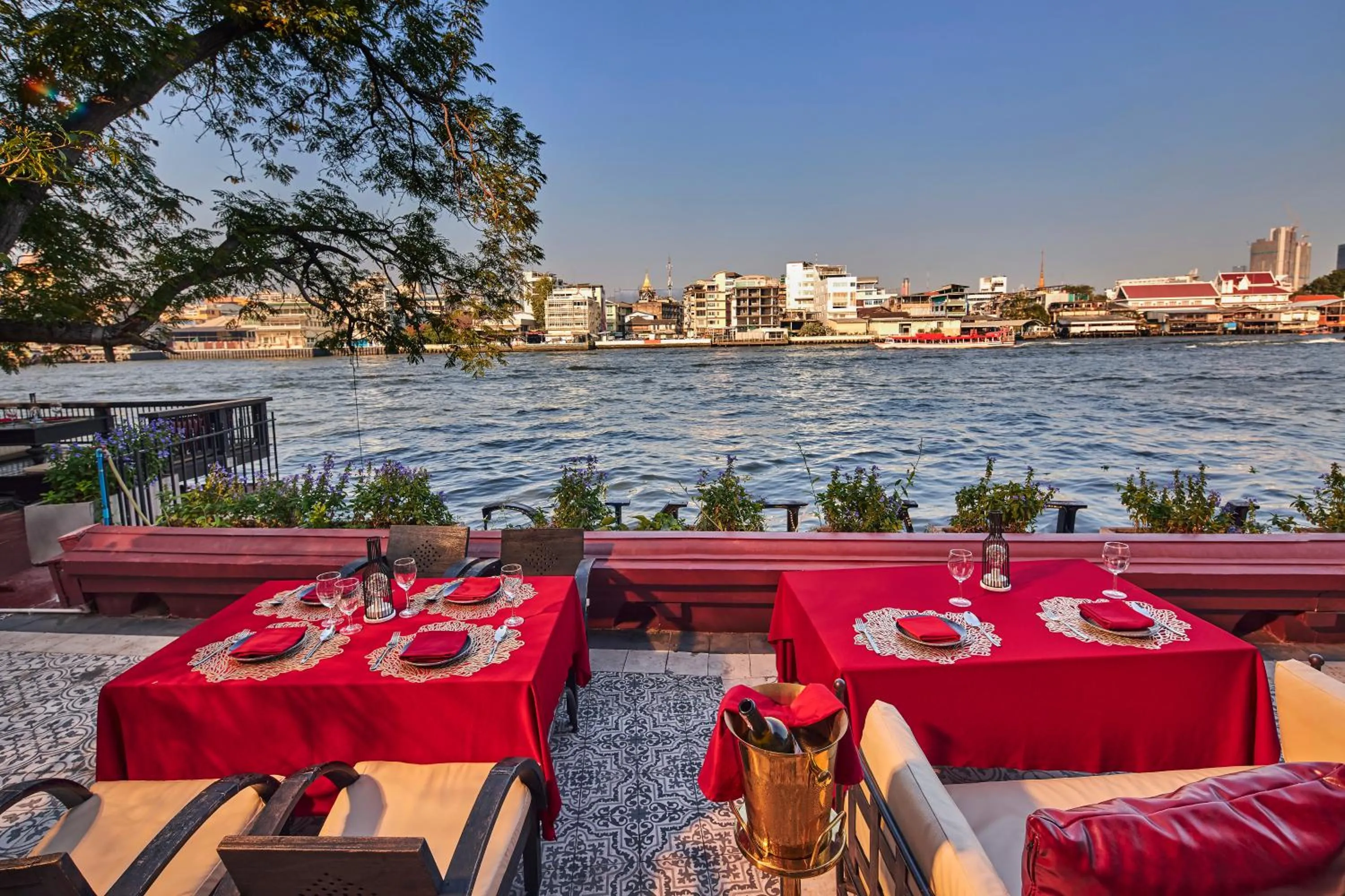 Restaurant/places to eat in Amdaeng Bangkok Riverside Hotel