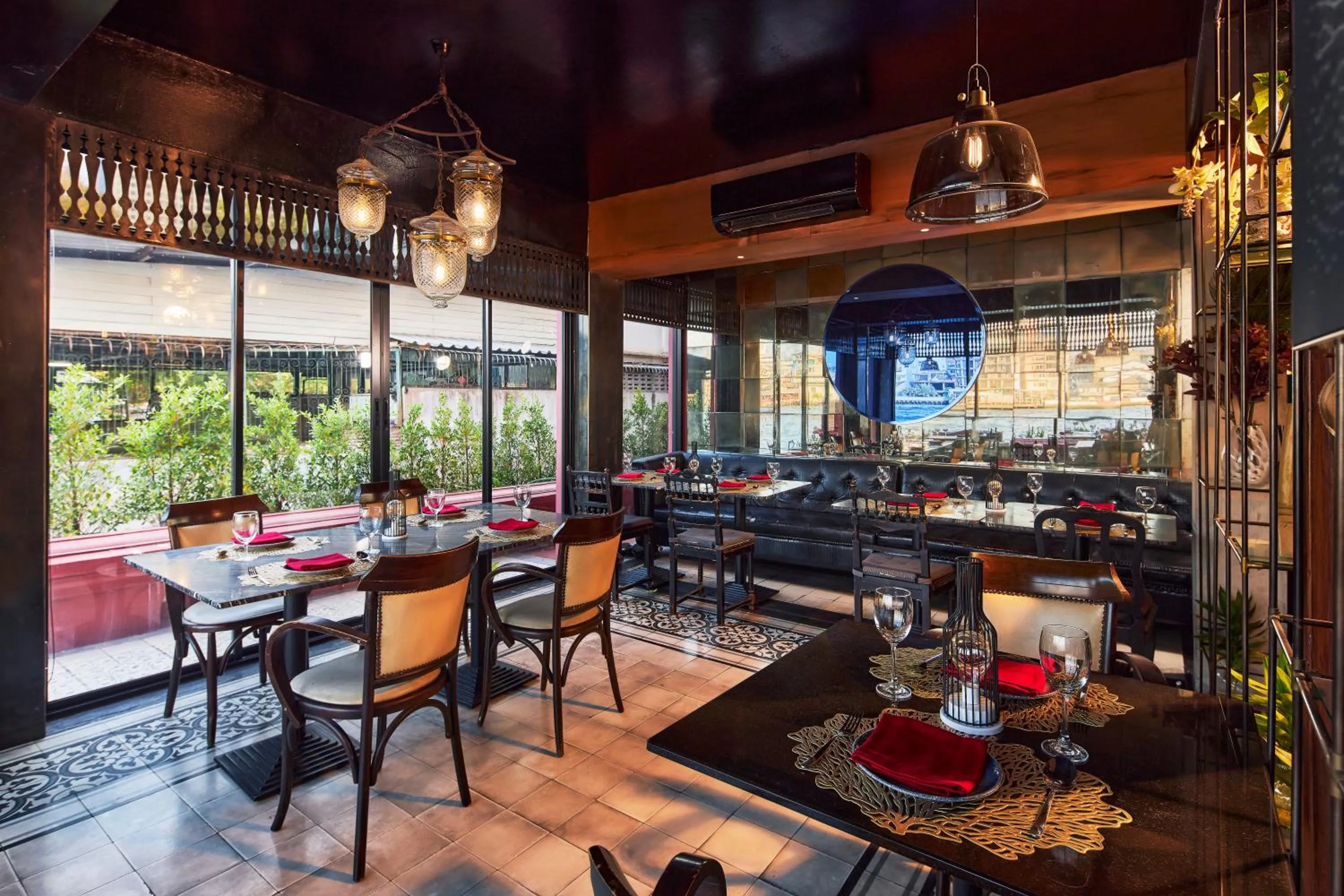 Restaurant/places to eat in Amdaeng Bangkok Riverside Hotel