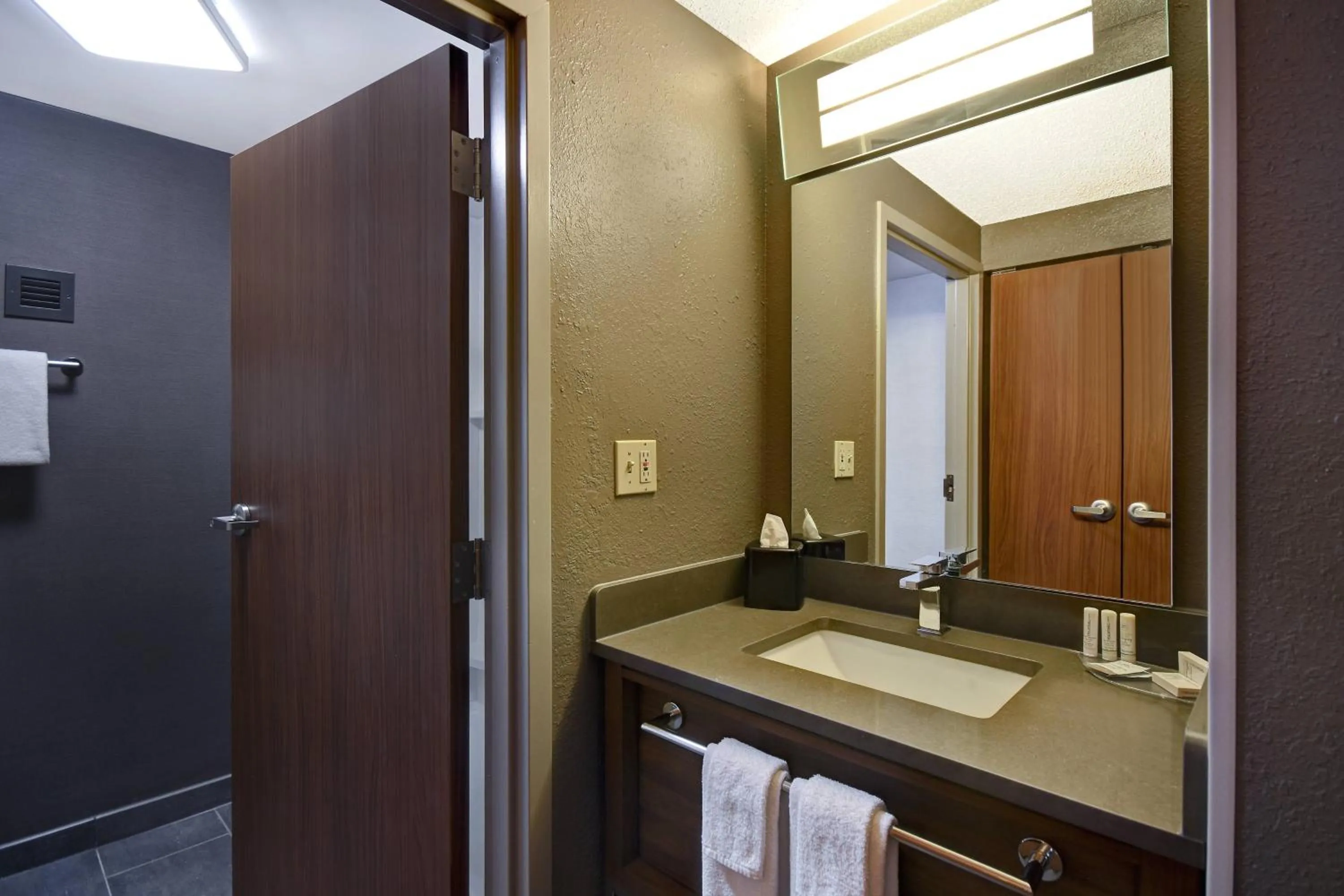 Bathroom in Courtyard by Marriott Cincinnati Airport