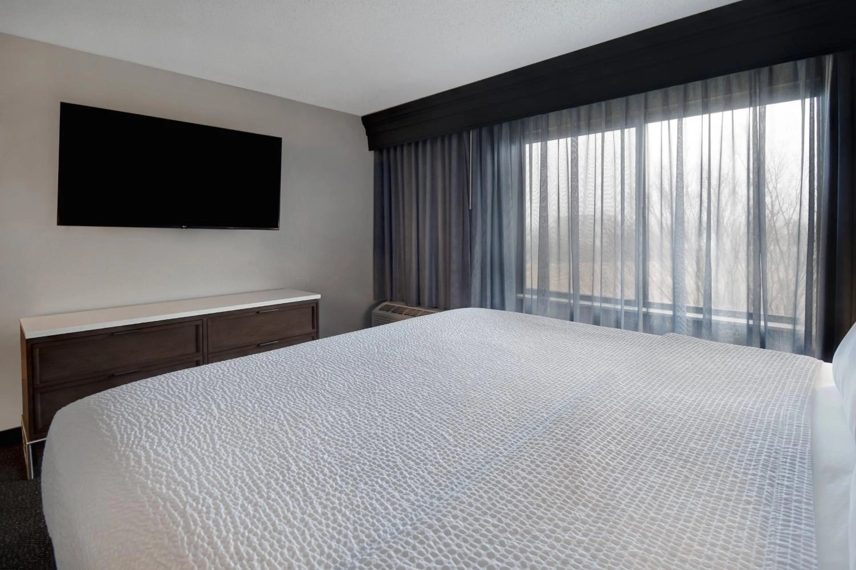 Photo of the whole room, Bed in Courtyard by Marriott Cincinnati Airport