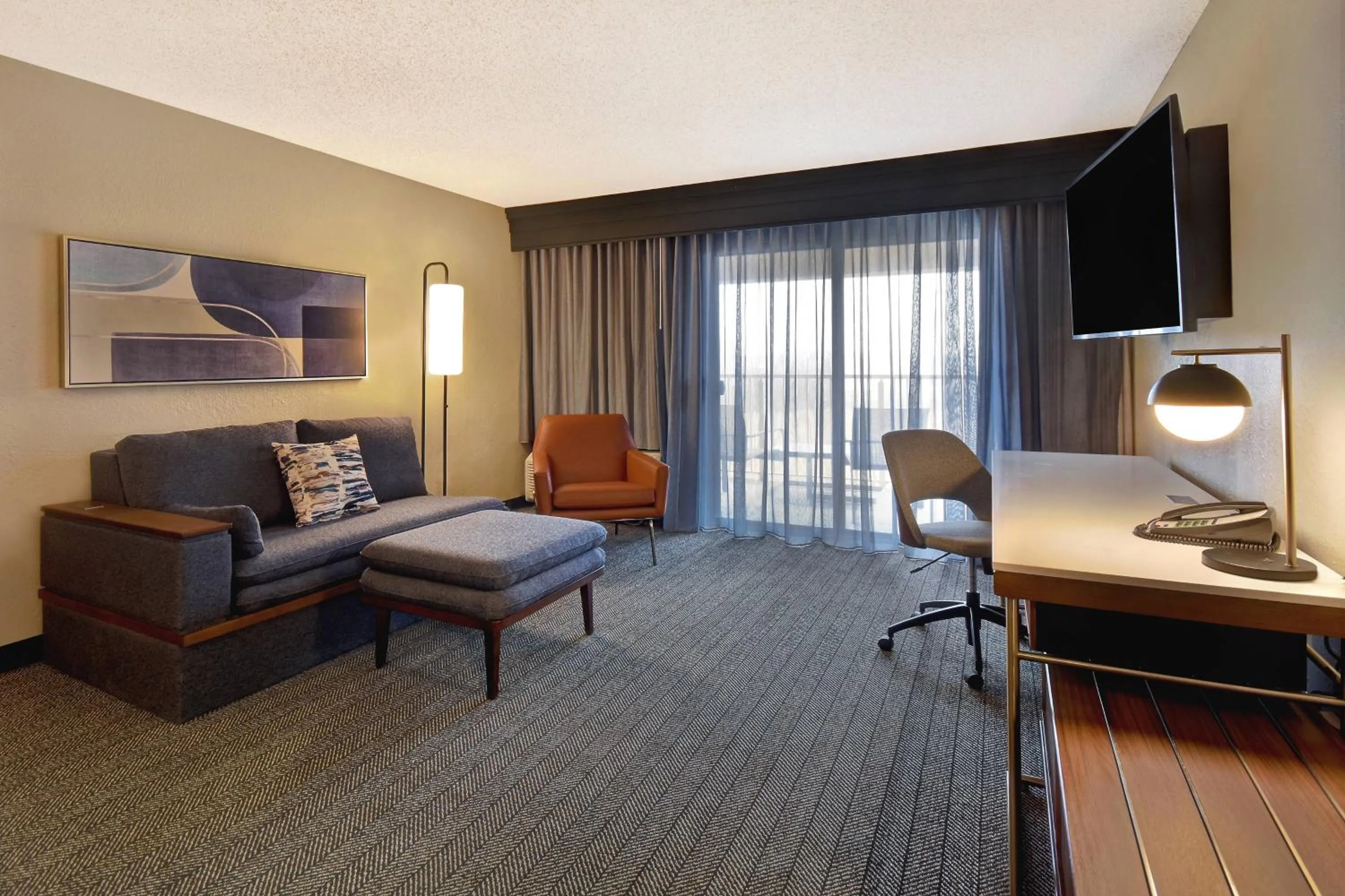 Living room in Courtyard by Marriott Cincinnati Airport