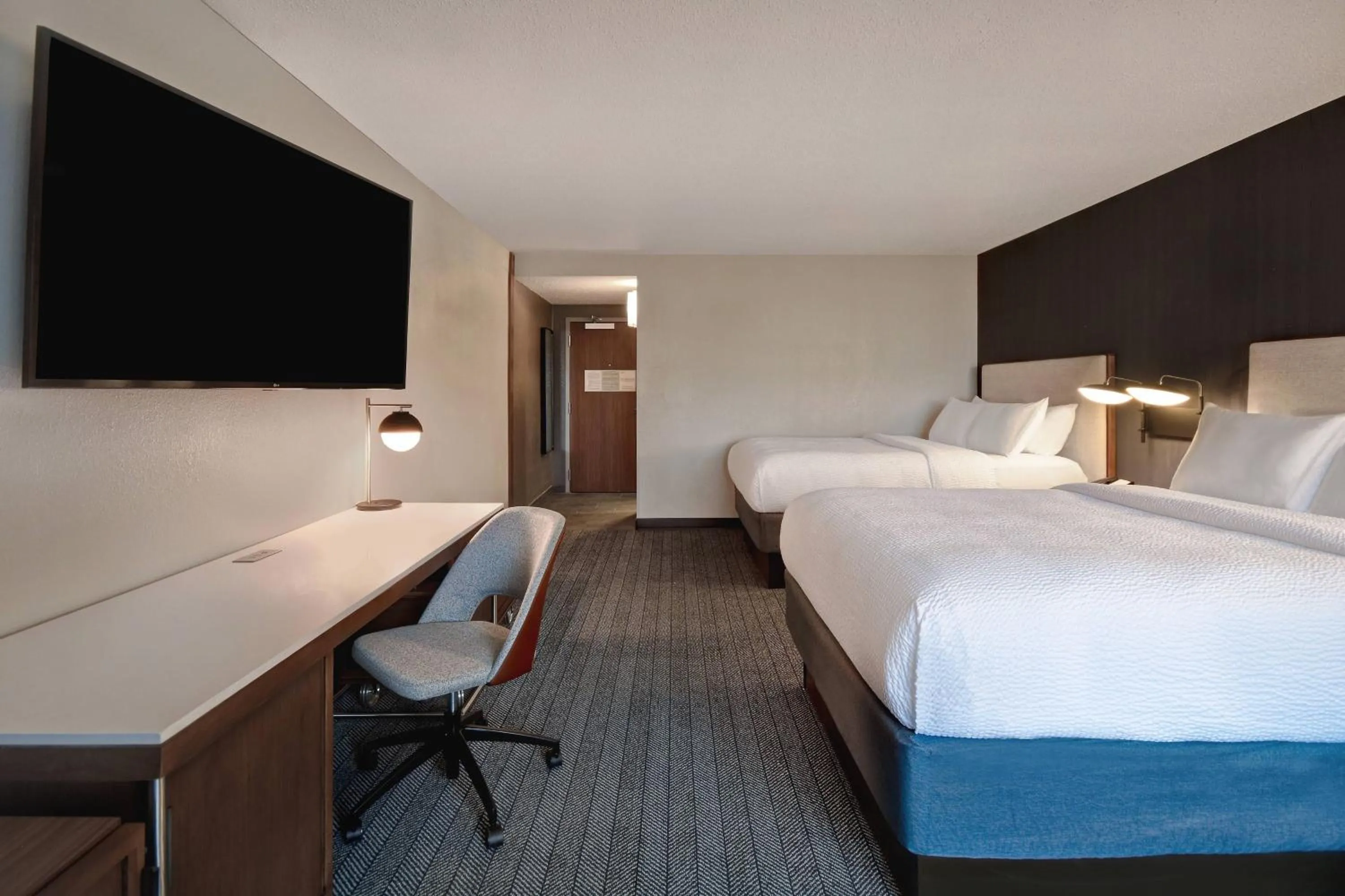 Photo of the whole room, Bed in Courtyard by Marriott Cincinnati Airport