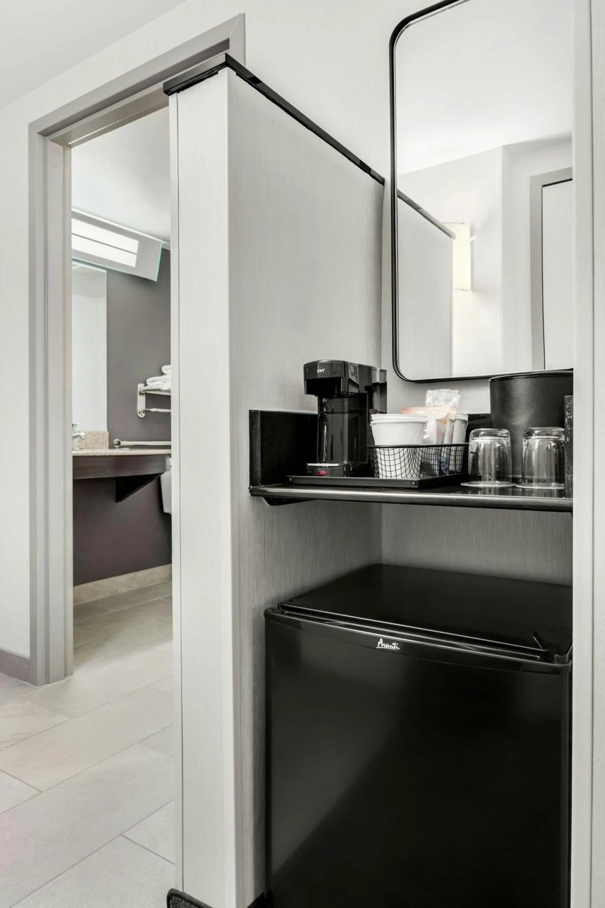 Photo of the whole room in Courtyard Hamilton