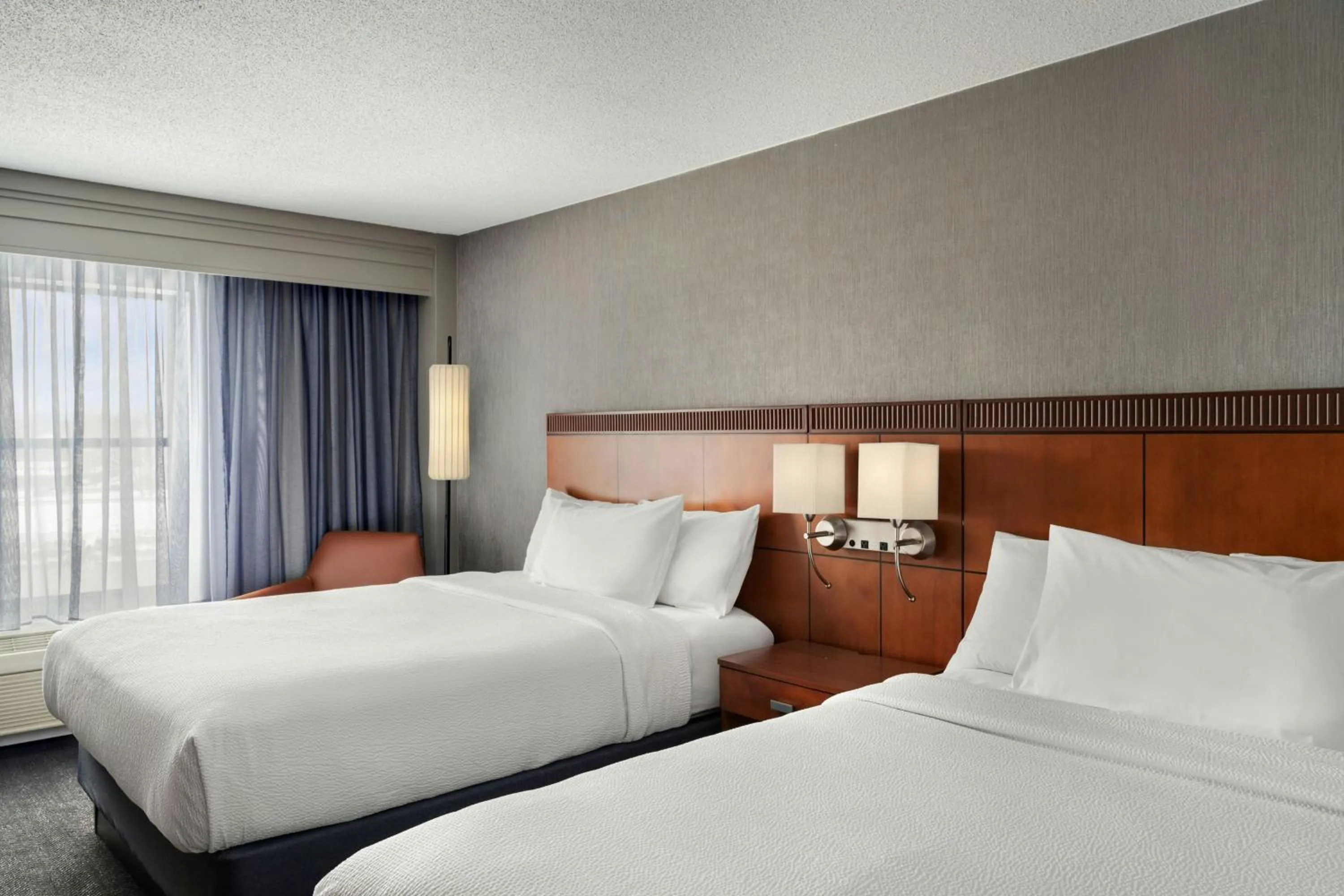 Photo of the whole room, Bed in Courtyard Hamilton