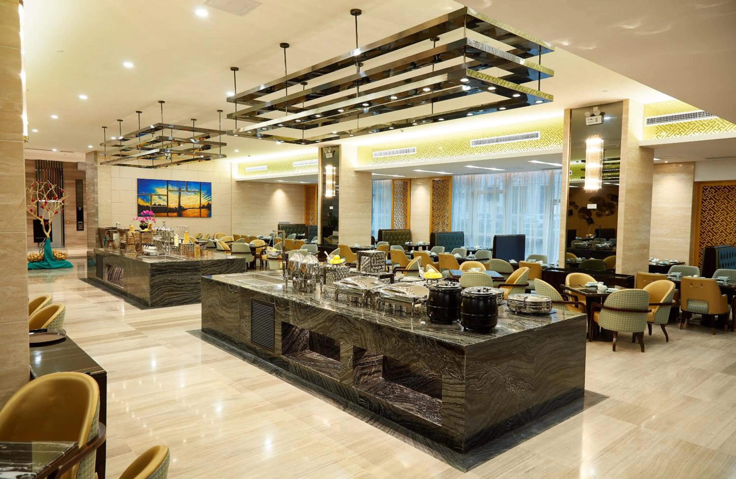 Restaurant/Places to Eat in The Thousand Lantern Lake Hotel