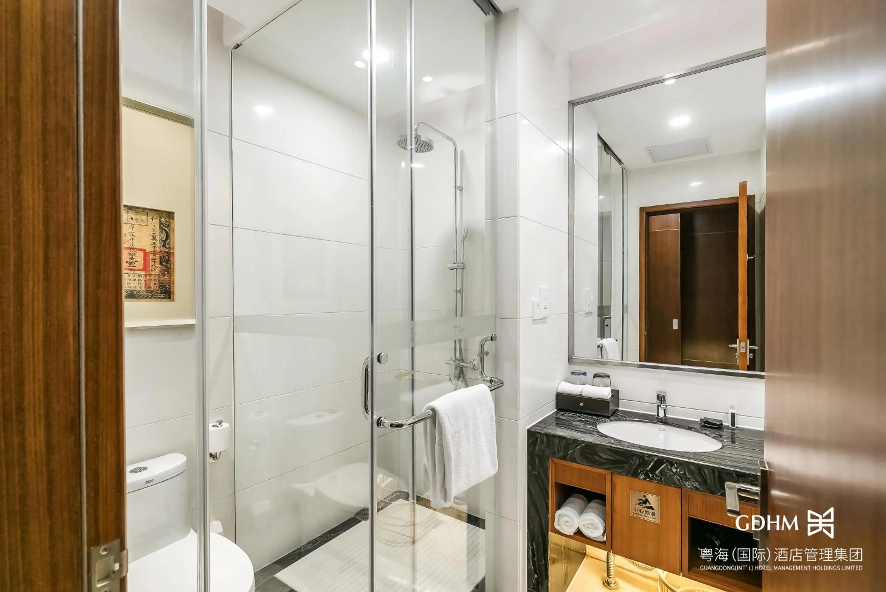 Bathroom in The Thousand Lantern Lake Hotel