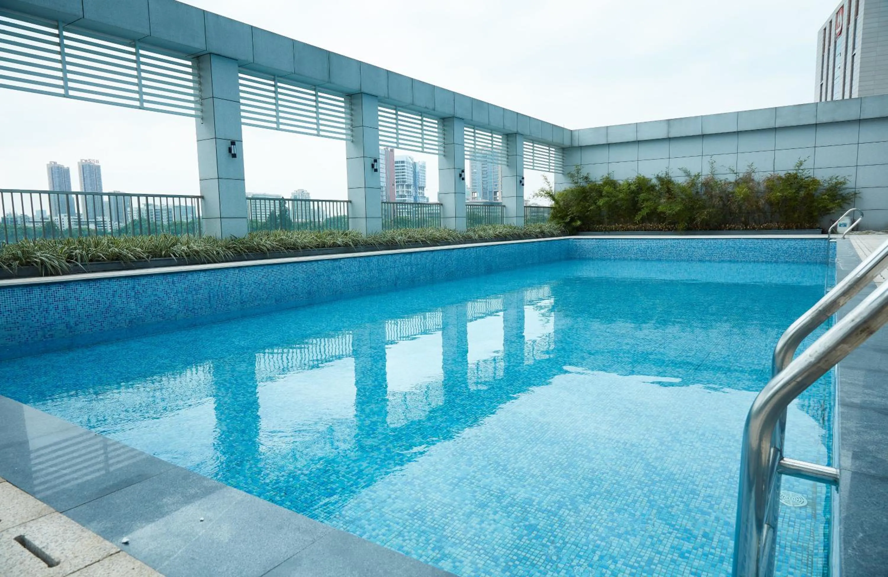 Swimming Pool in The Thousand Lantern Lake Hotel