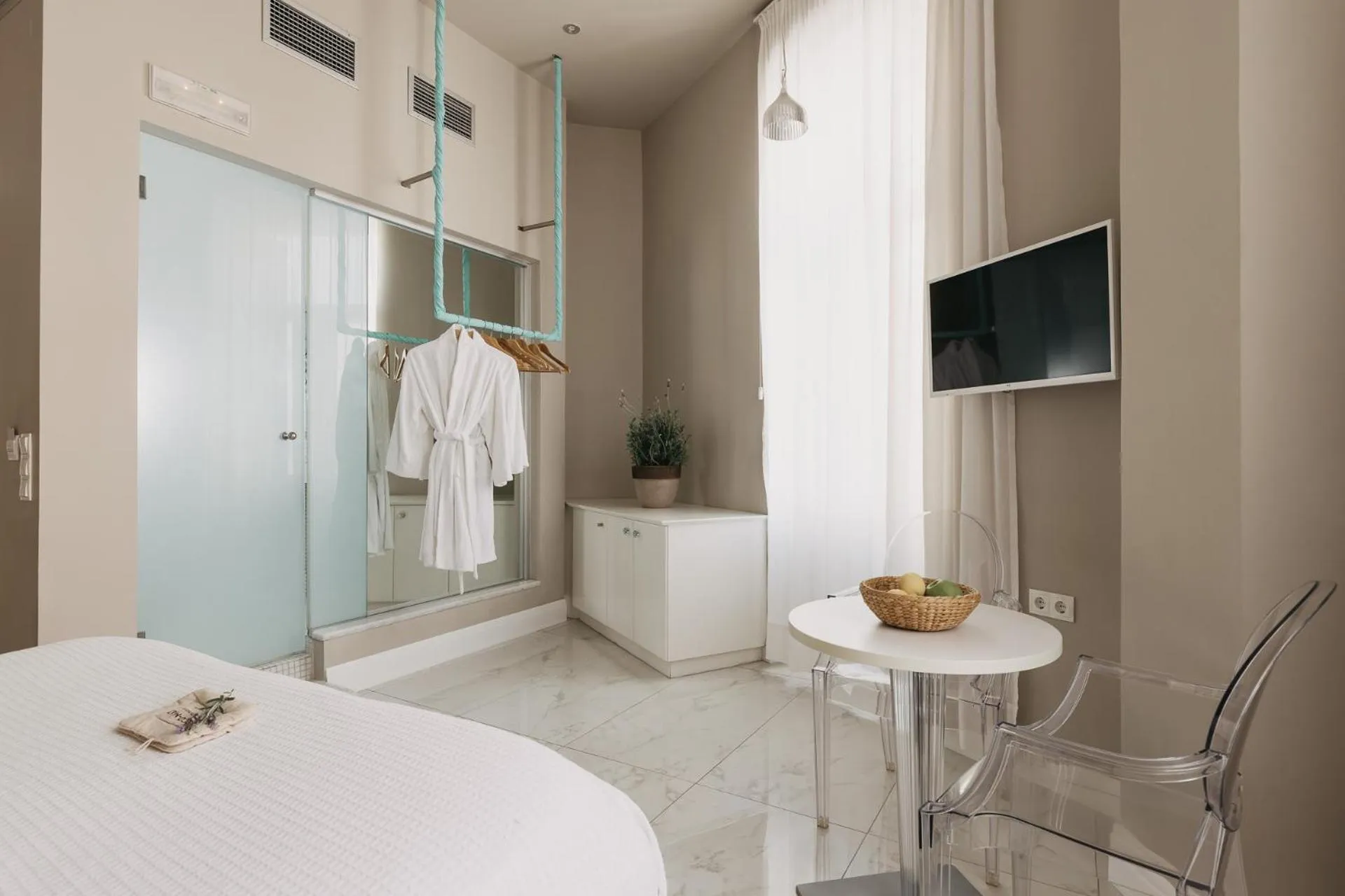 TV and multimedia in 5 Hermoupolis Concept Sites