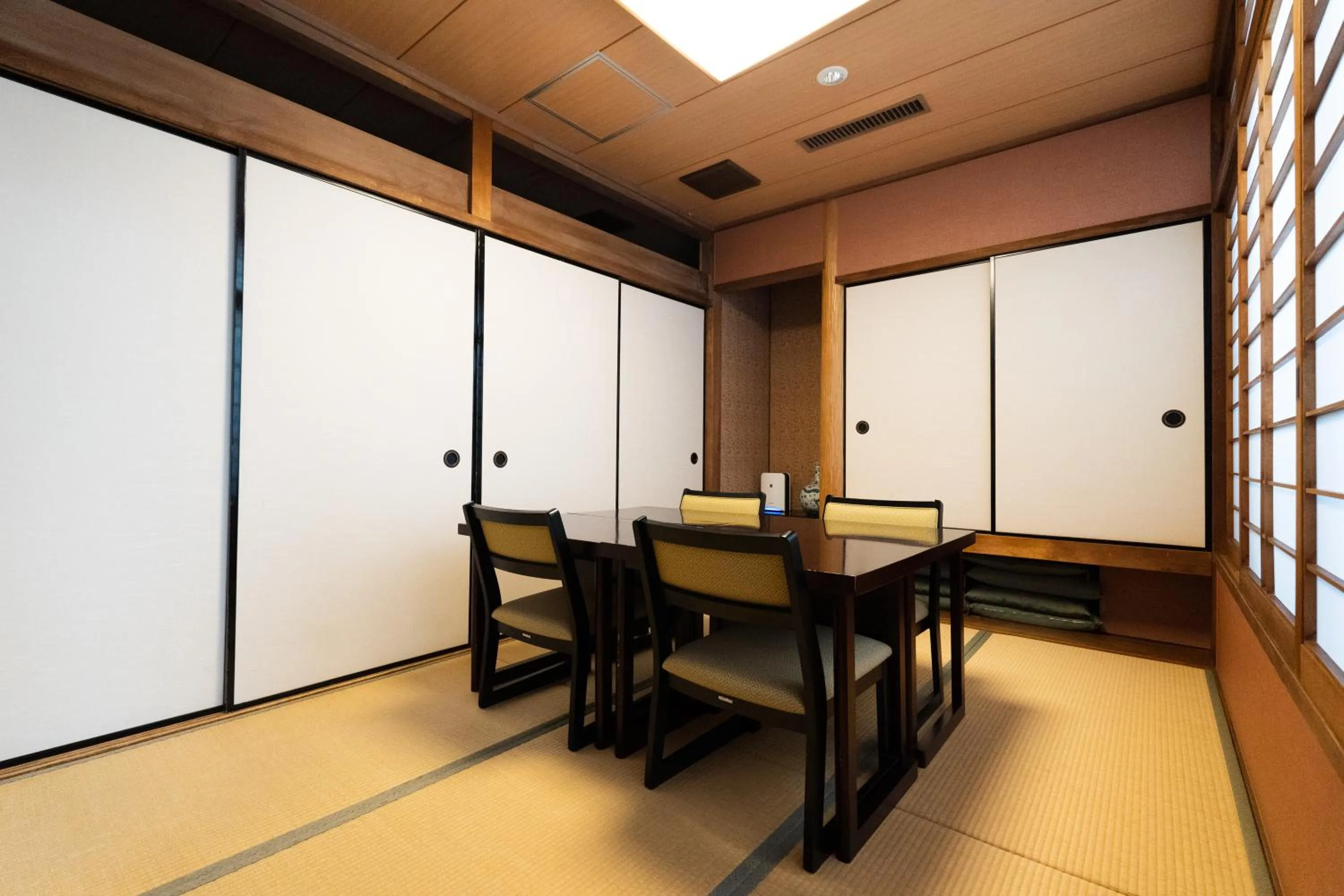 Restaurant/places to eat in Business Hotel Ueno