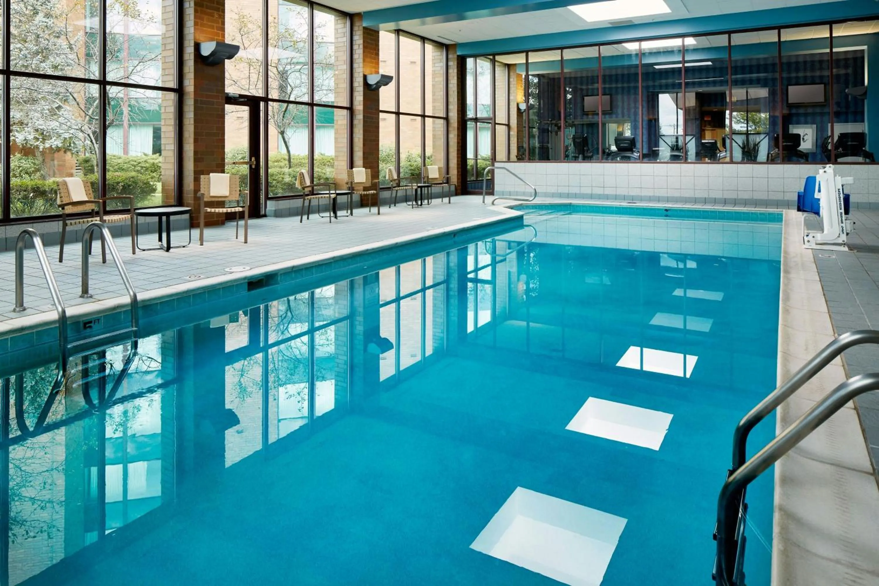 Swimming pool in Marriott Cincinnati Northeast
