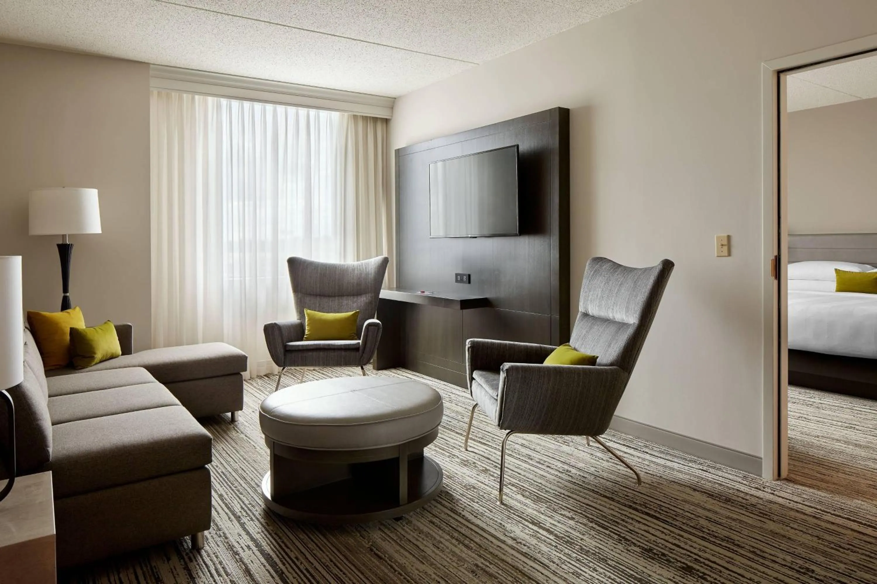 Living room, Bed in Marriott Cincinnati Northeast