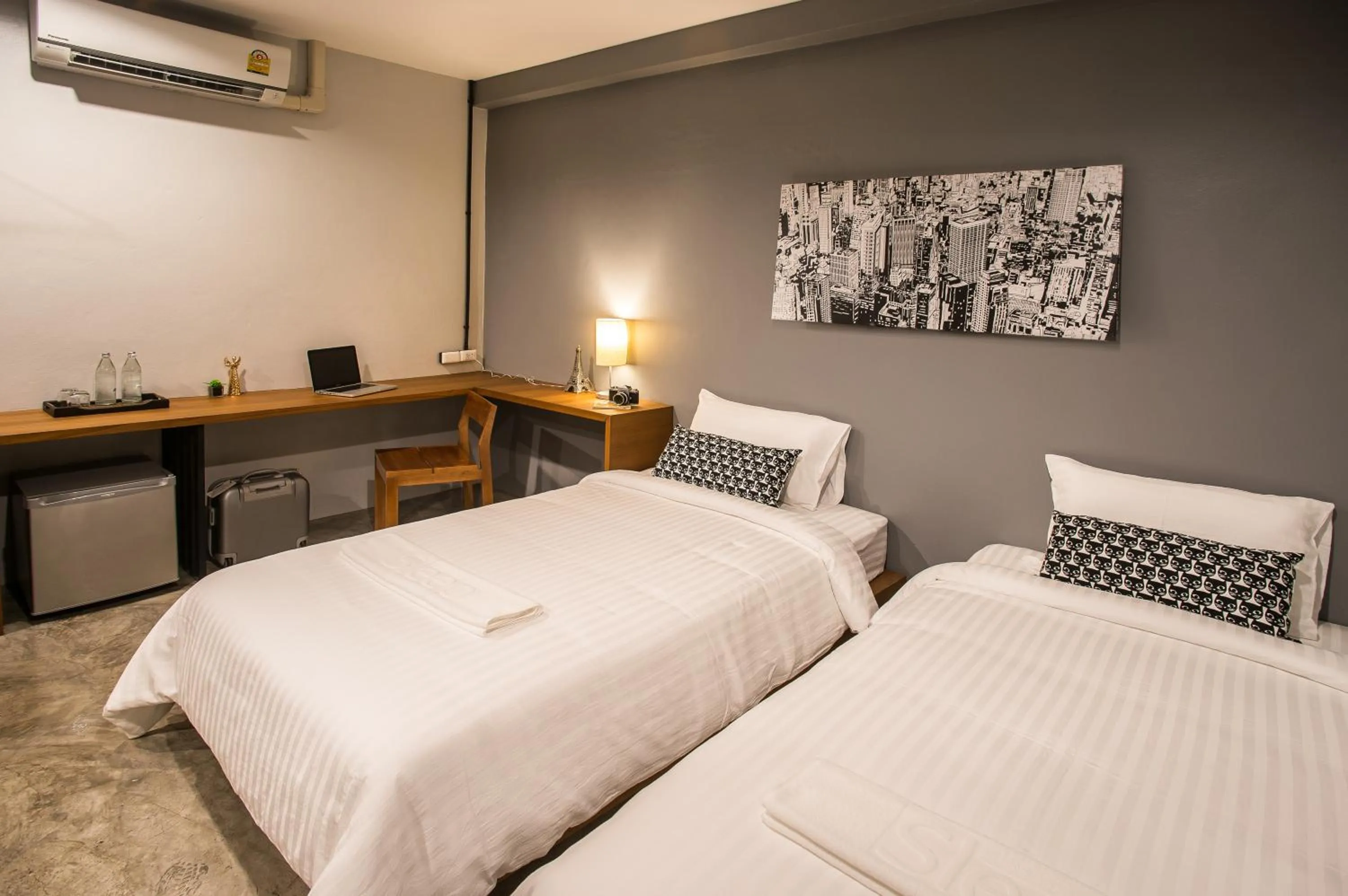 Photo of the whole room, Bed in Sleep Station