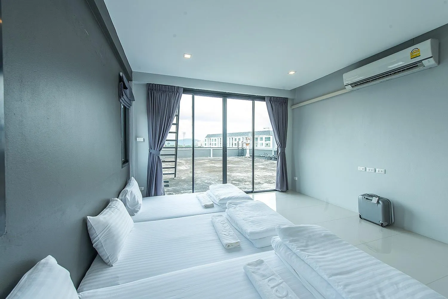 Photo of the whole room, Bed in Sleep Station