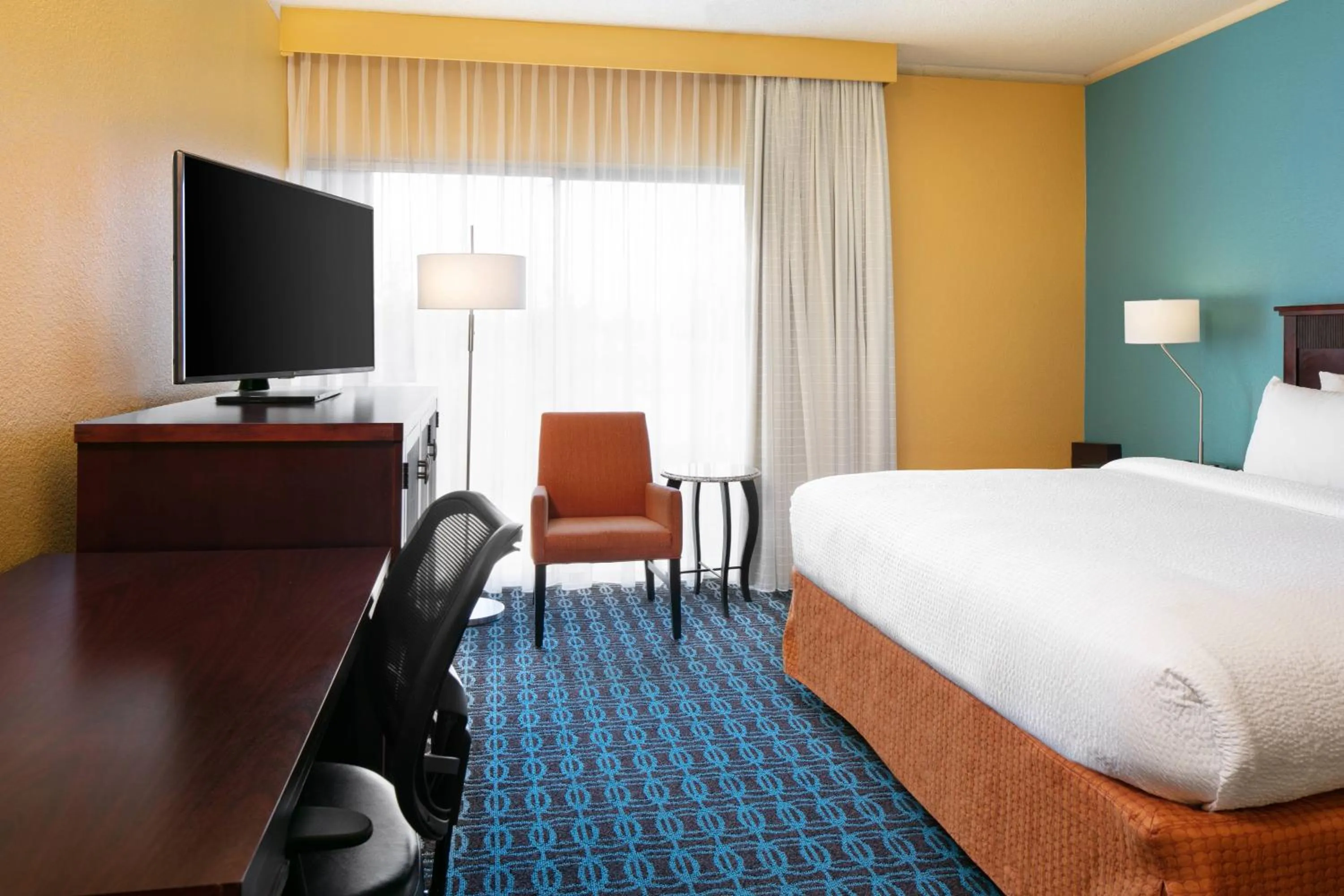 Photo of the whole room, Bed in Fairfield Inn & Suites Cincinnati North/Sharonville
