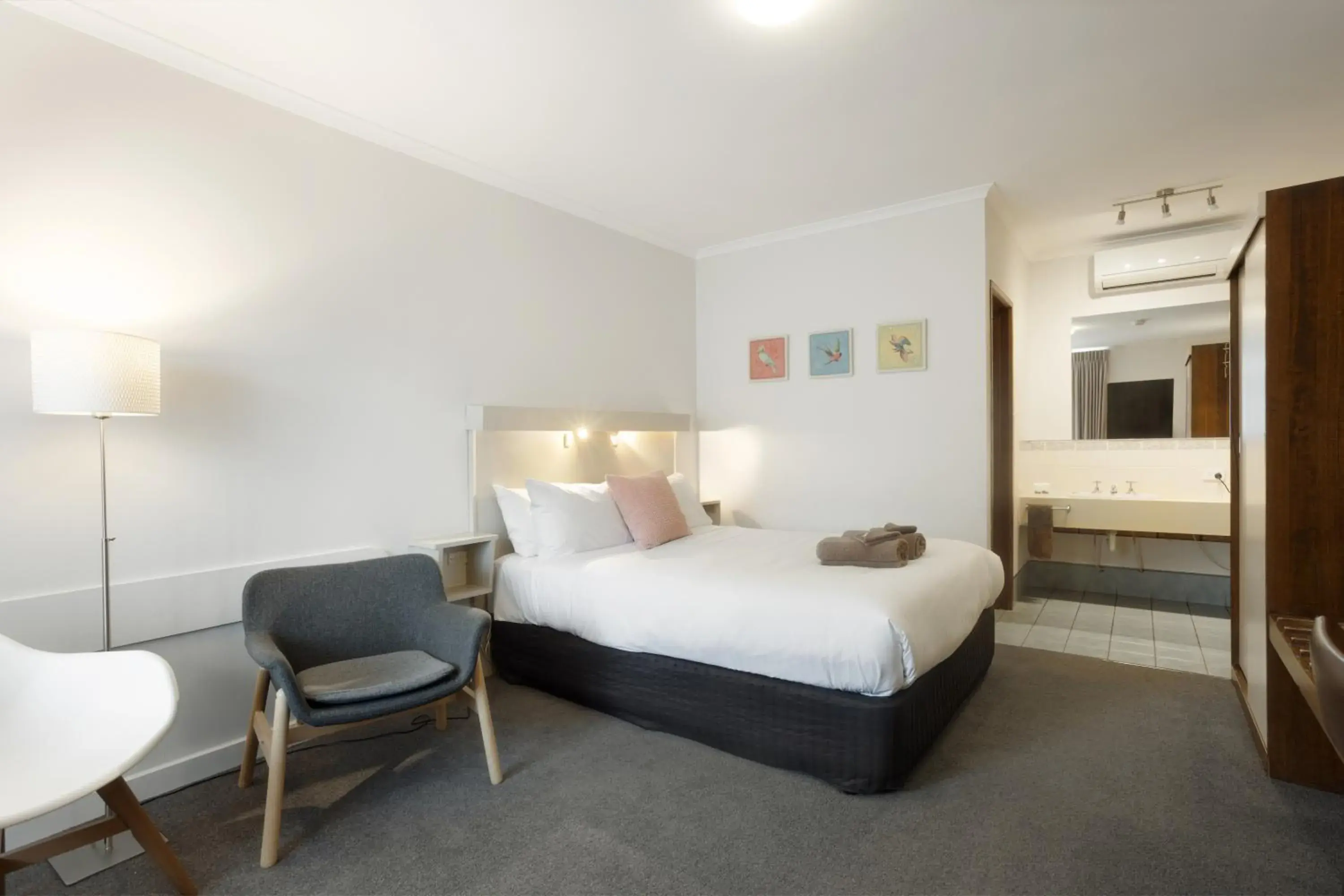 Queen Room in Maffra Motor Inn Queen Room in Maffra Motor Inn