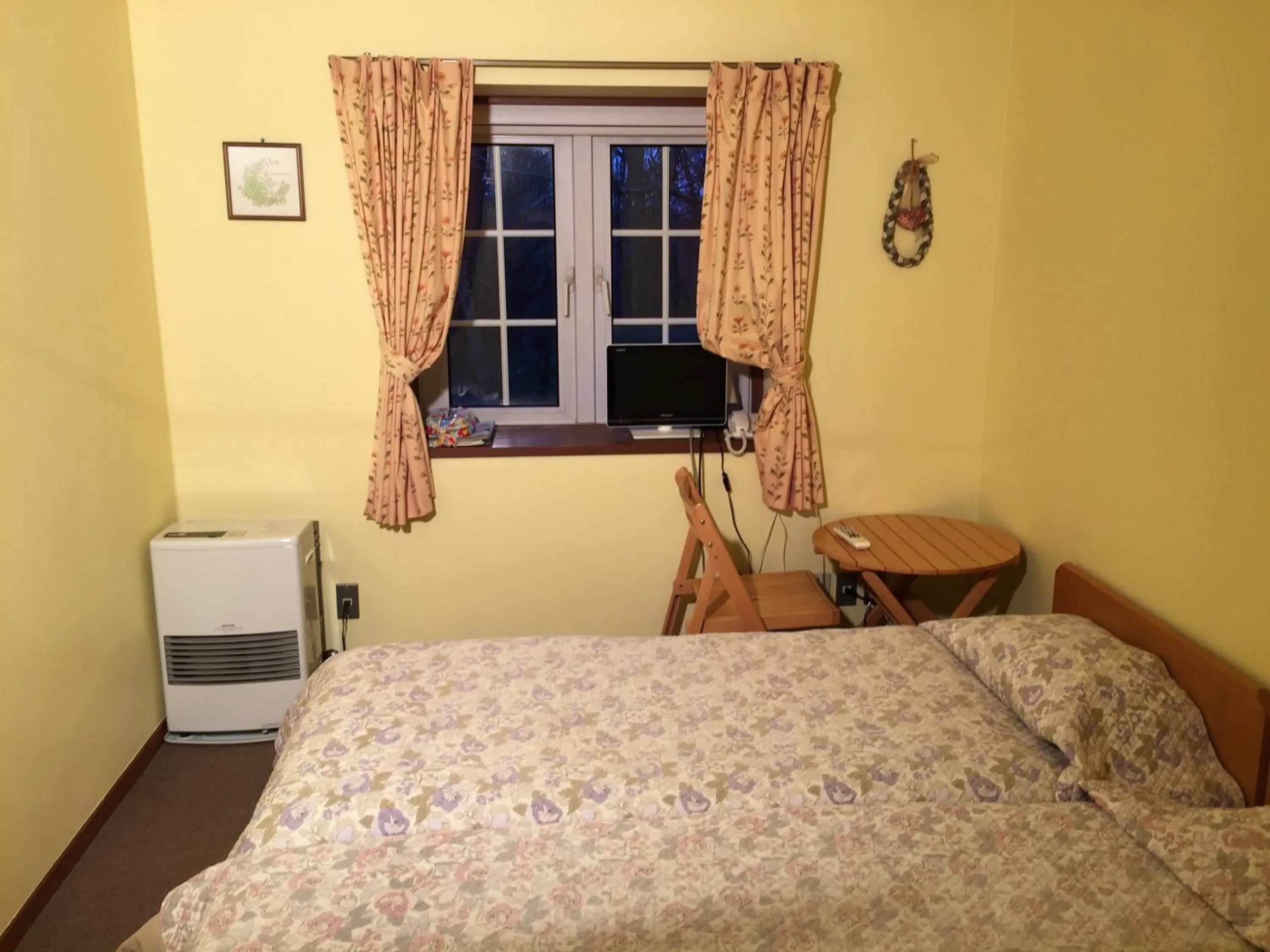 Photo of the whole room, Bed in Pension Rapport in Tambara Plateau