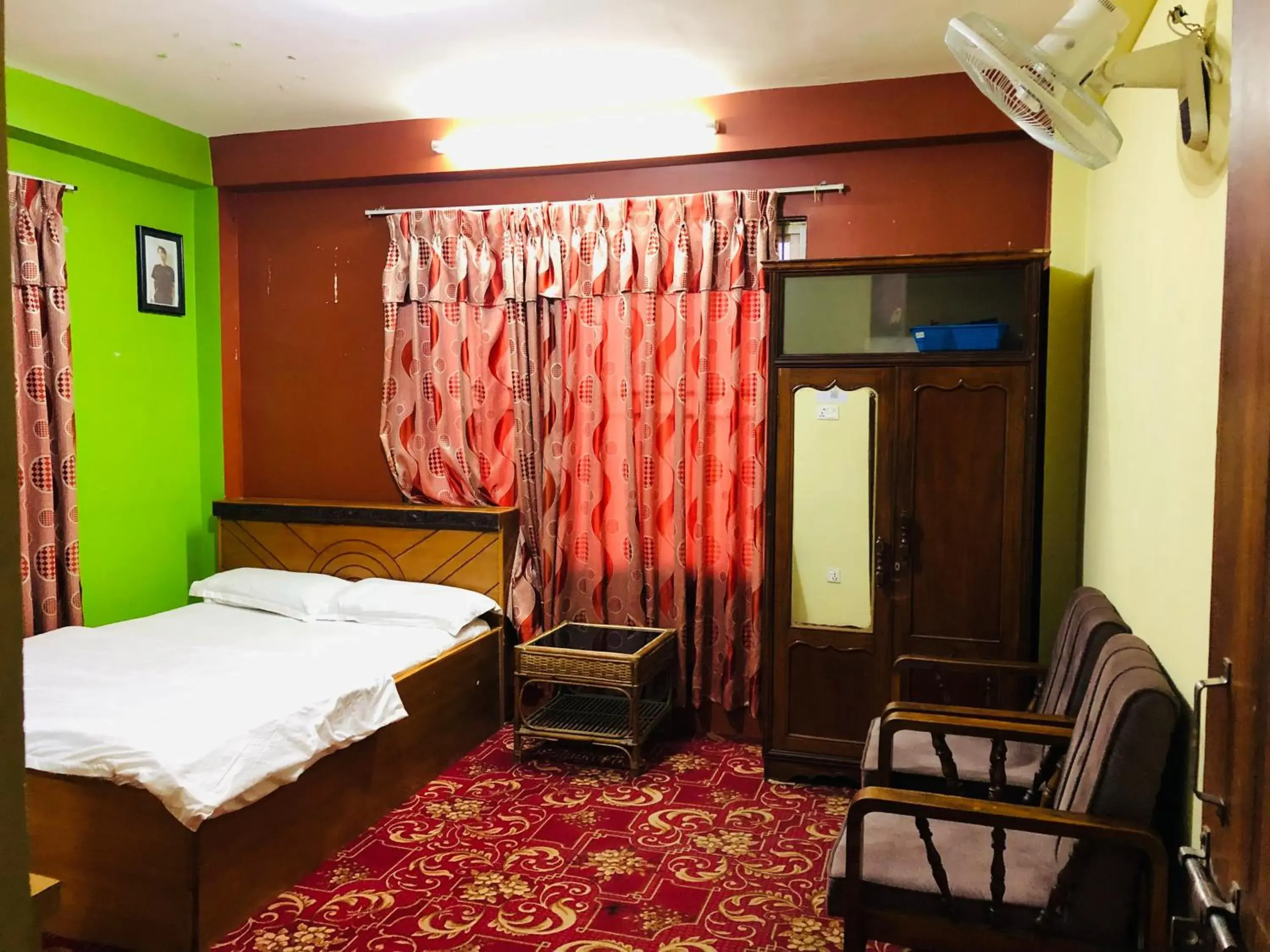 Deluxe Double Room - single occupancy in Sara's Backpackers Hotel Deluxe Double Room - single occupancy in Sara's Backpackers Hotel