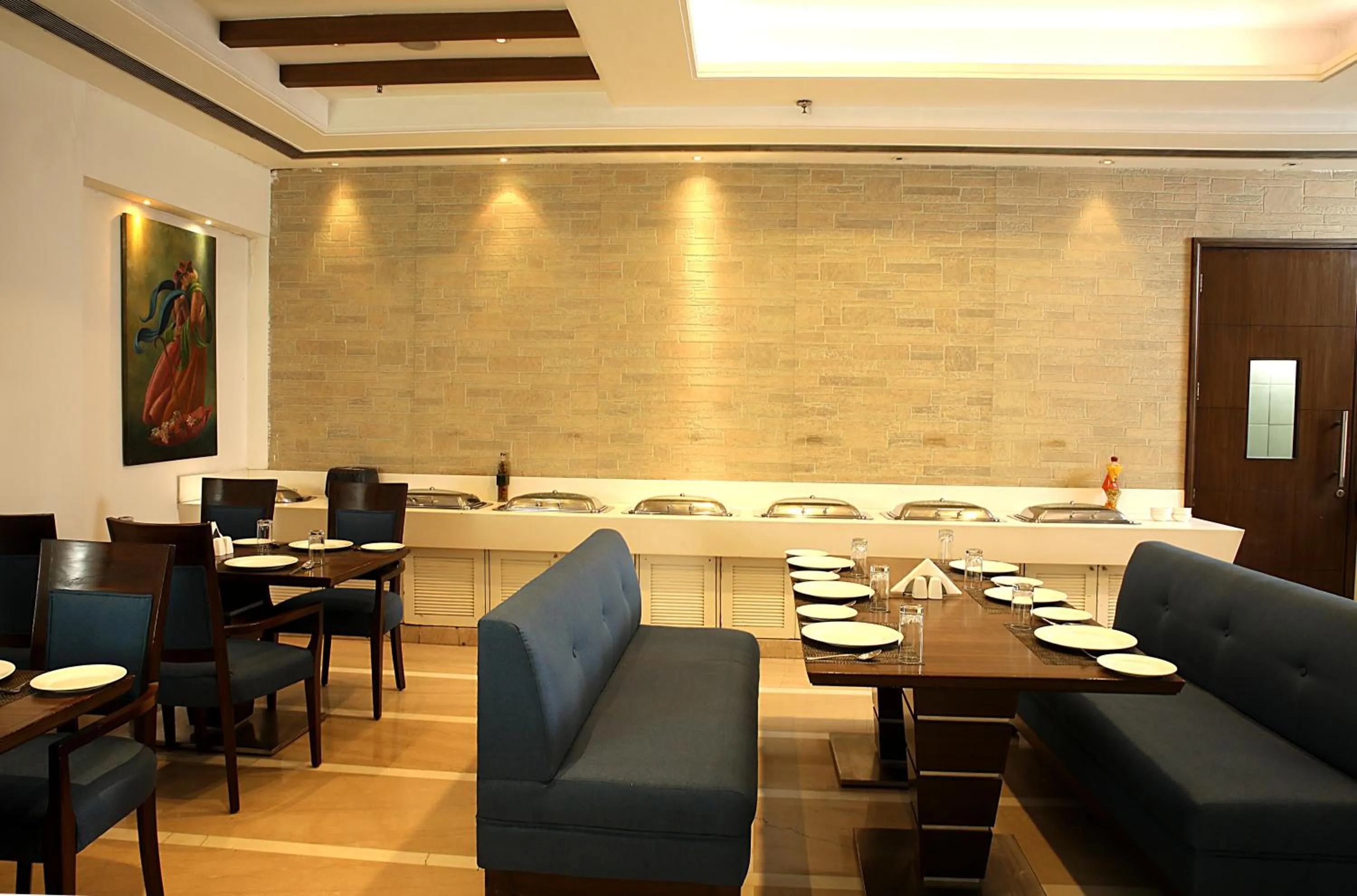Restaurant/places to eat in Inde Hotel Signature Tower