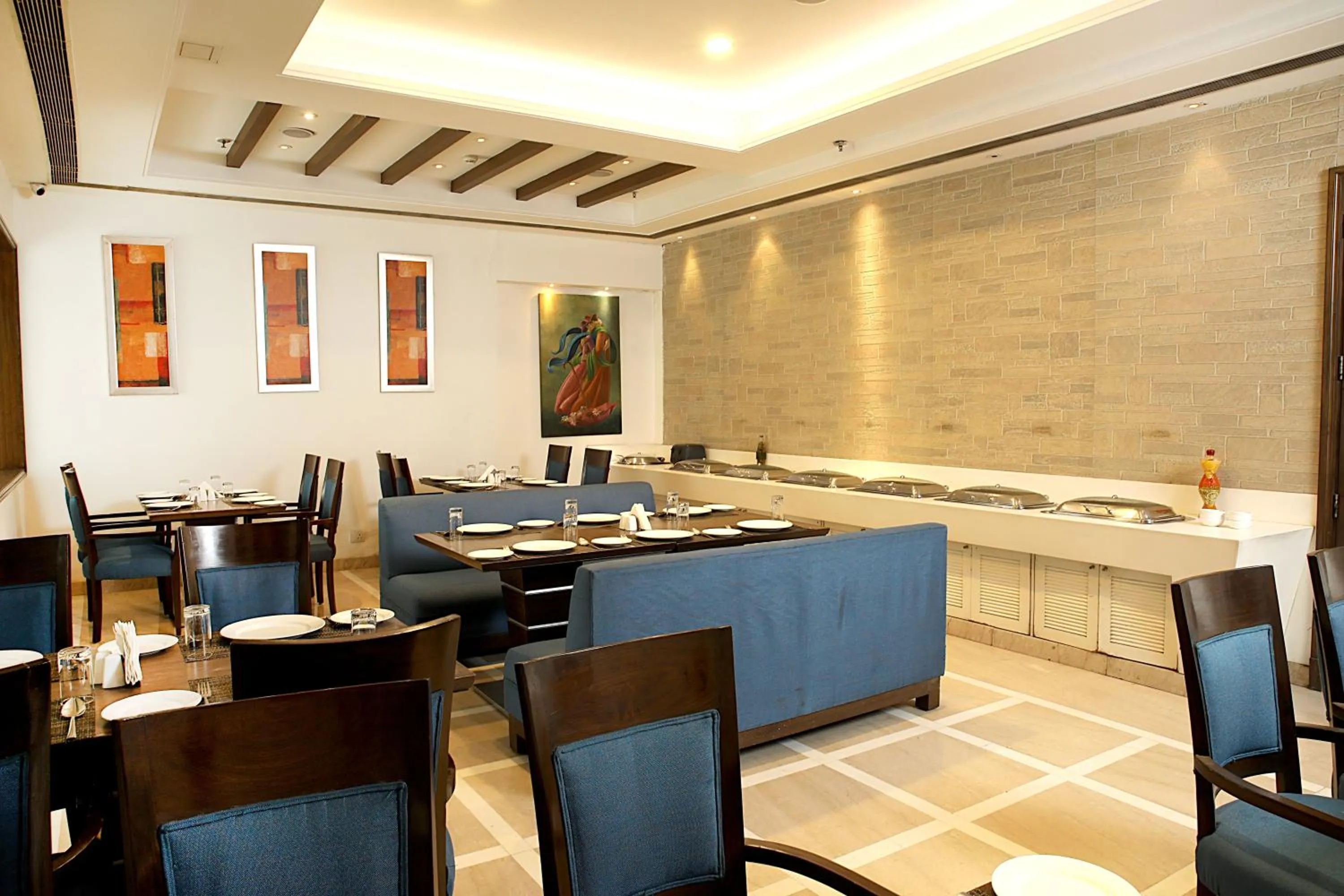 Restaurant/places to eat in Inde Hotel Signature Tower
