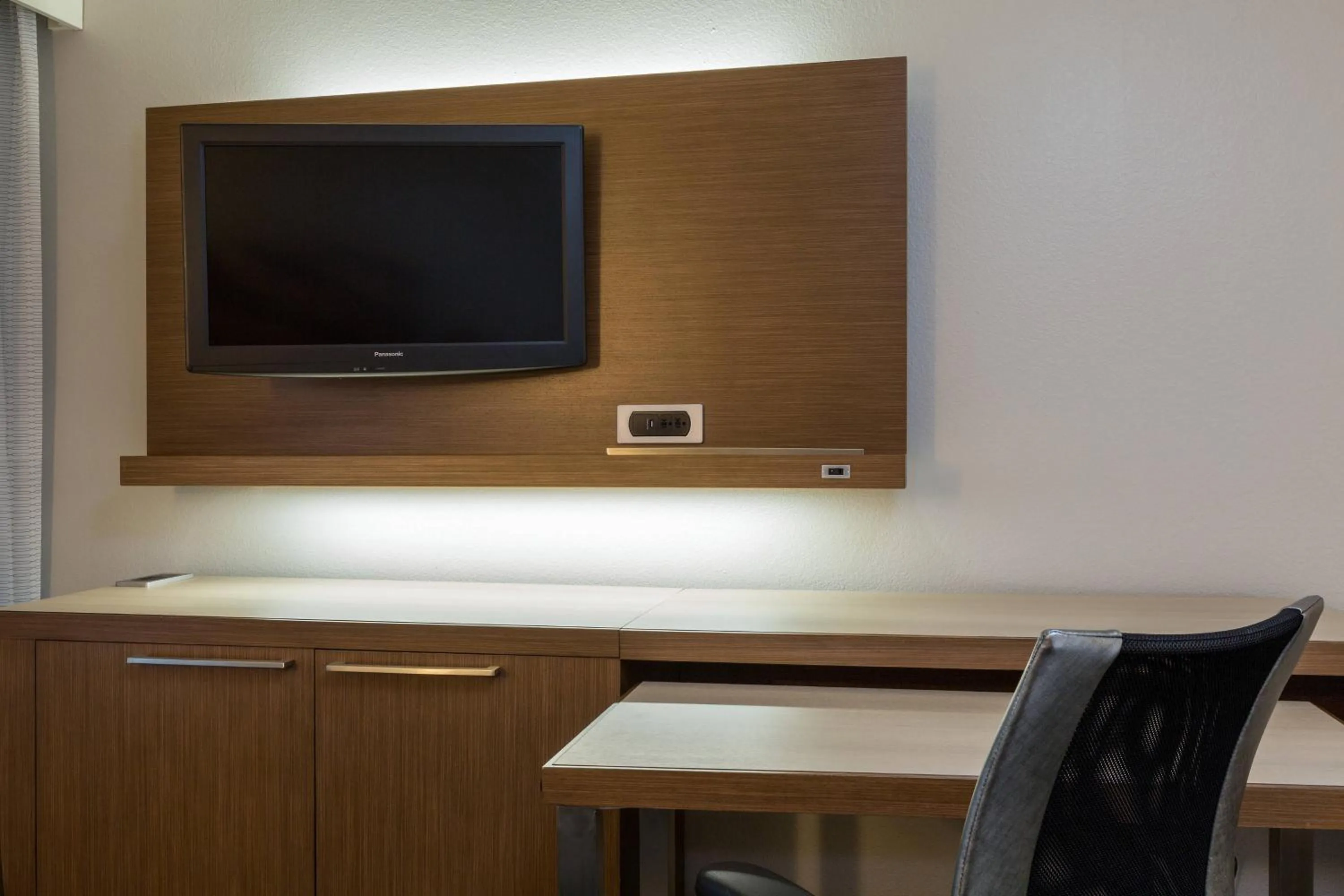 Photo of the whole room in Courtyard Dallas Mesquite