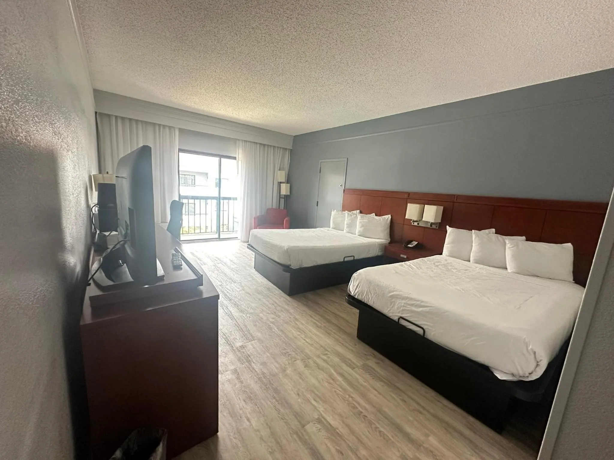 Photo of the whole room, Bed in Super 8 by Wyndham Dallas Love Field Airport