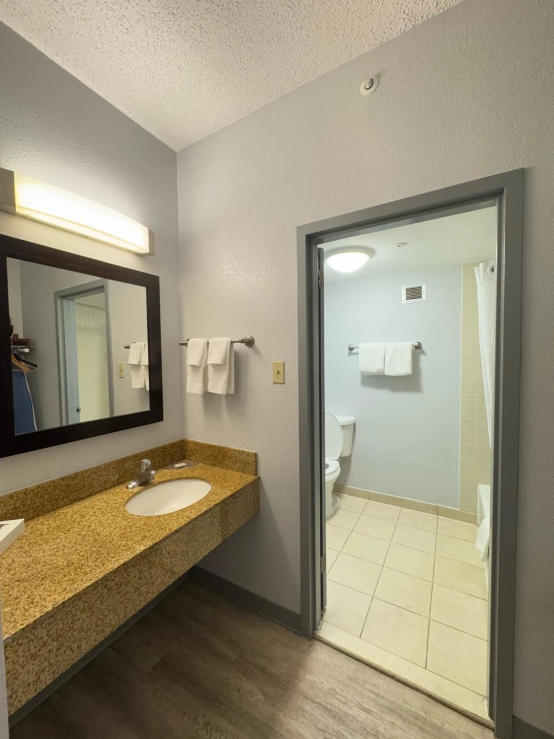 Super 8 by Wyndham Dallas Love Field Airport