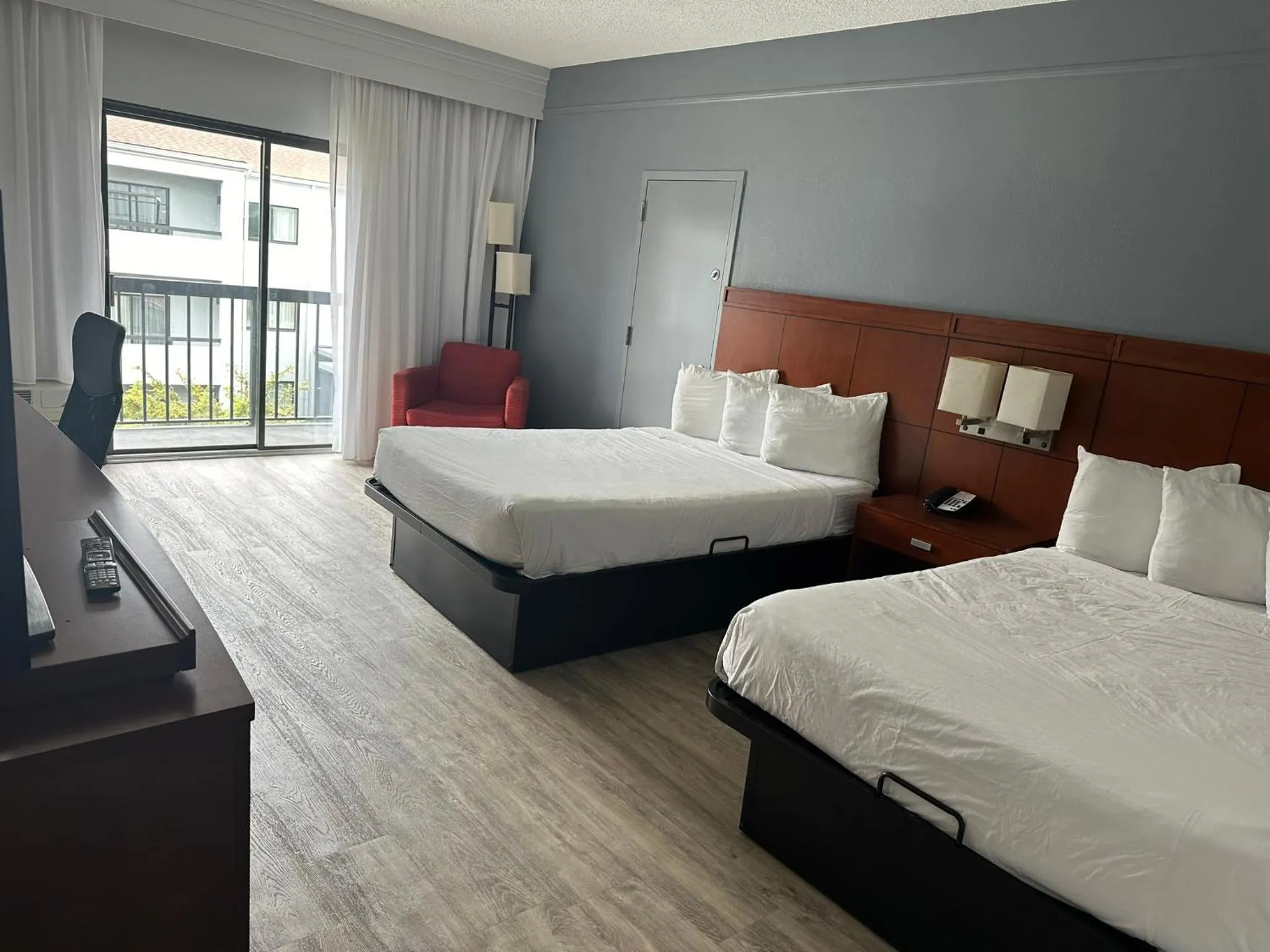 Bedroom, Bed in Super 8 by Wyndham Dallas Love Field Airport