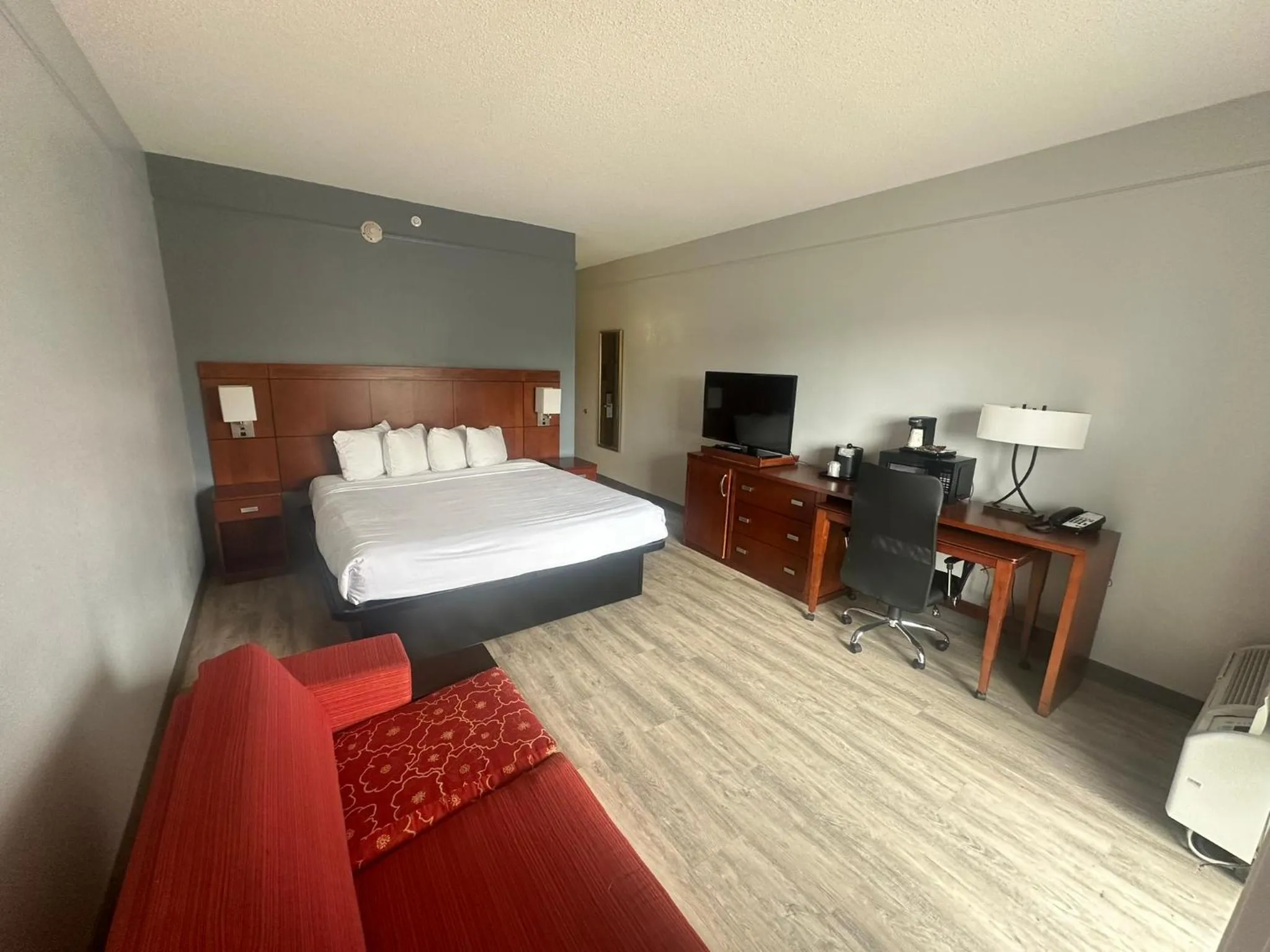 Bedroom, Bed in Super 8 by Wyndham Dallas Love Field Airport
