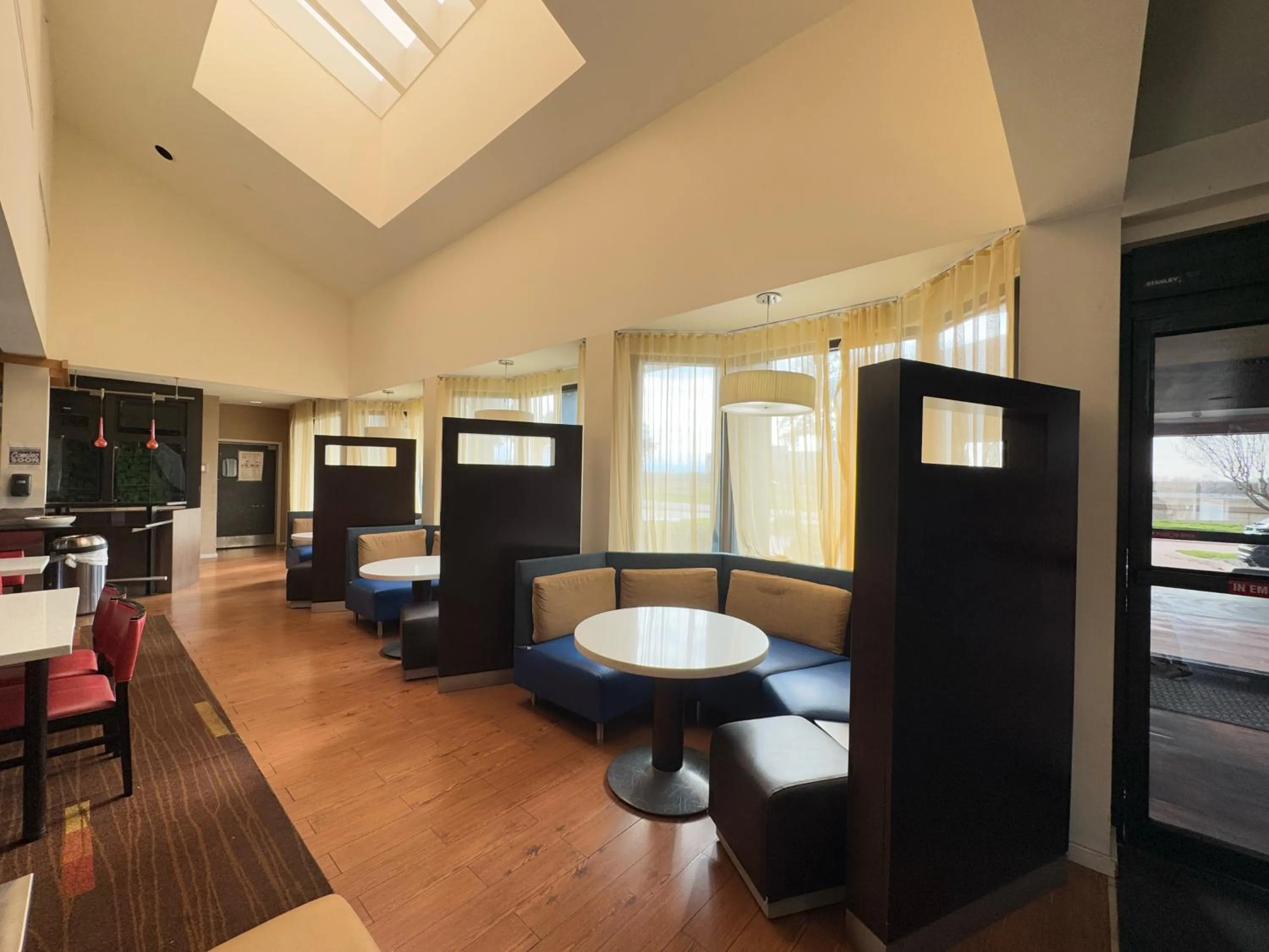 Lobby or reception in Super 8 by Wyndham Dallas Love Field Airport