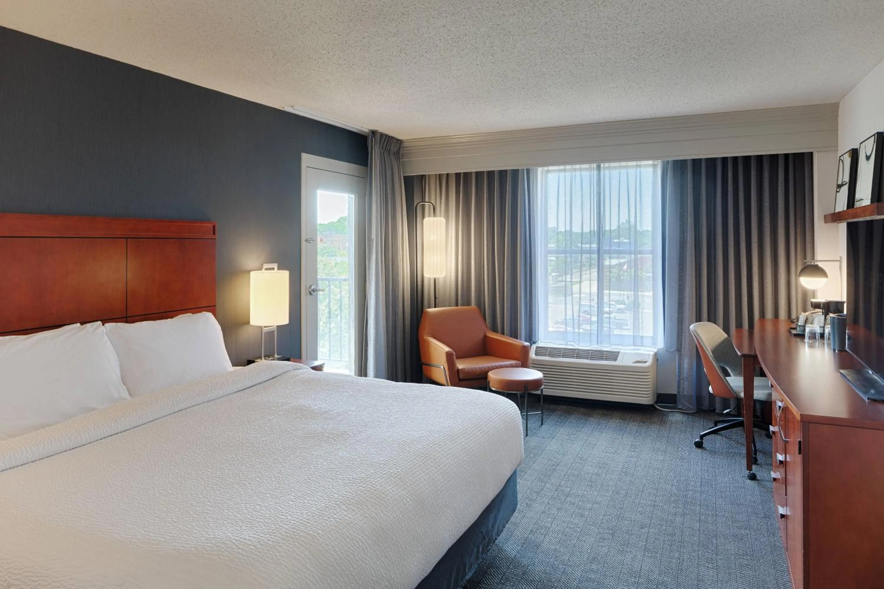 Photo of the whole room, Bed in Courtyard by Marriott Springfield Downtown