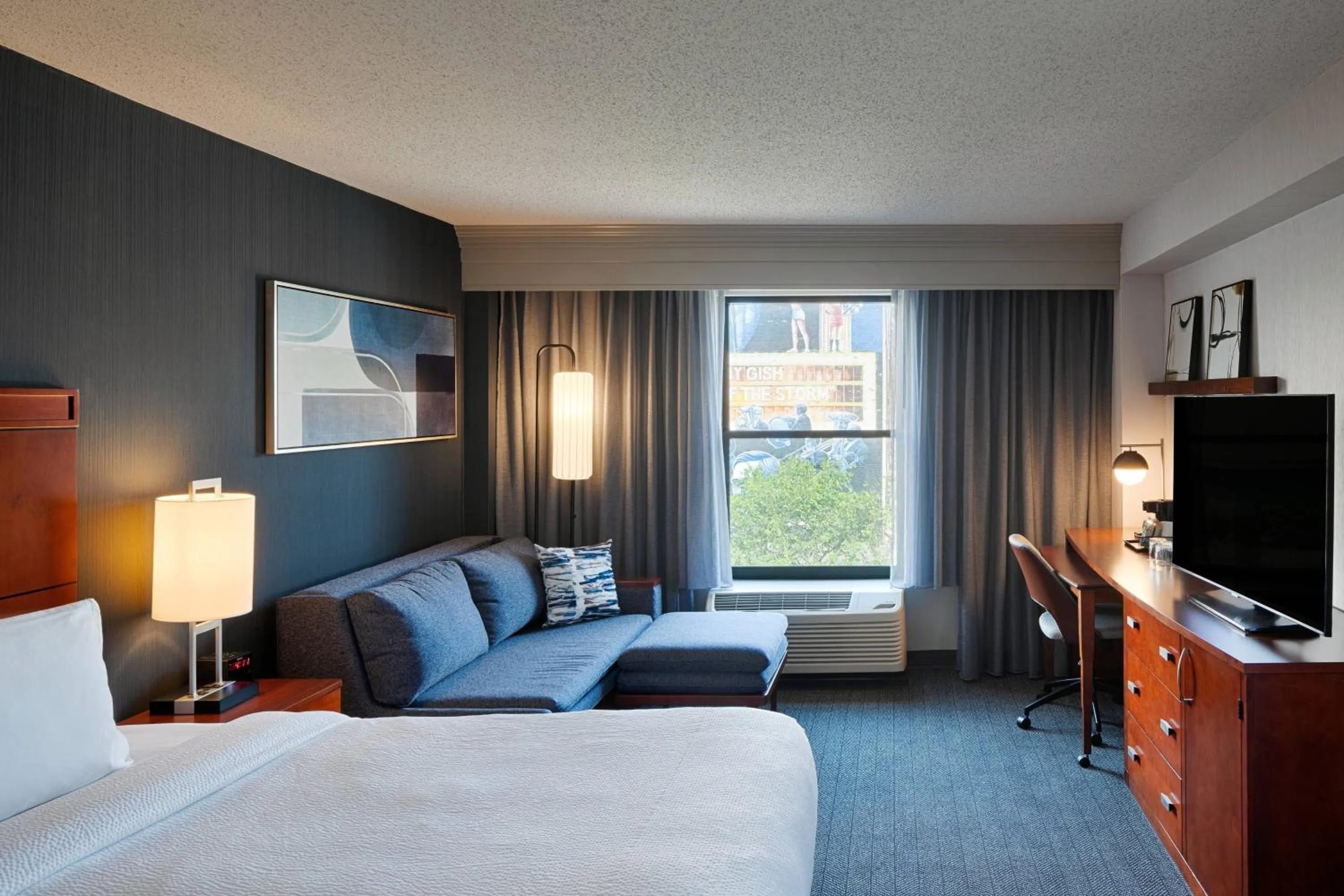 Photo of the whole room, Bed in Courtyard by Marriott Springfield Downtown