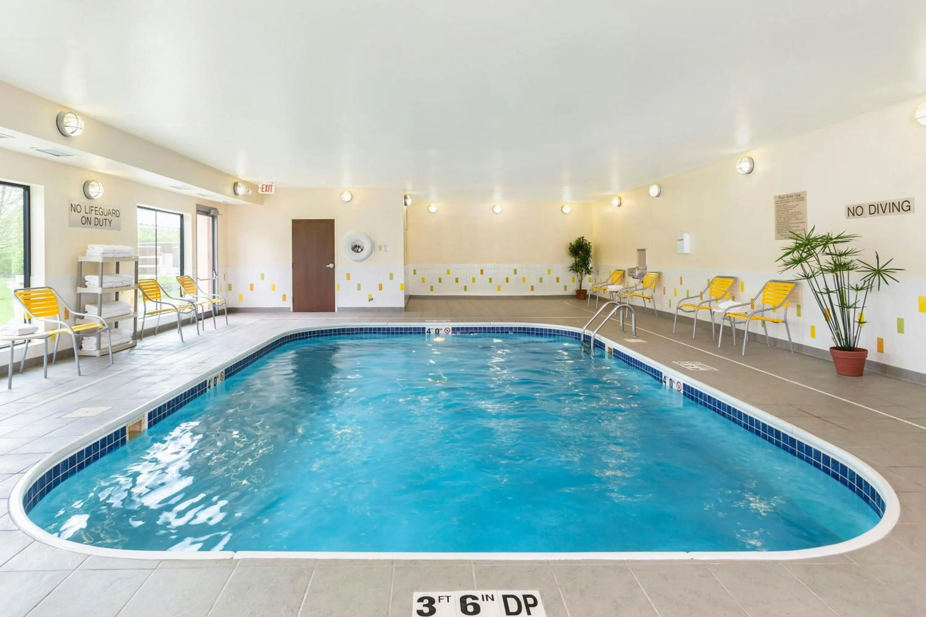 Swimming pool in Fairfield Inn & Suites Springfield