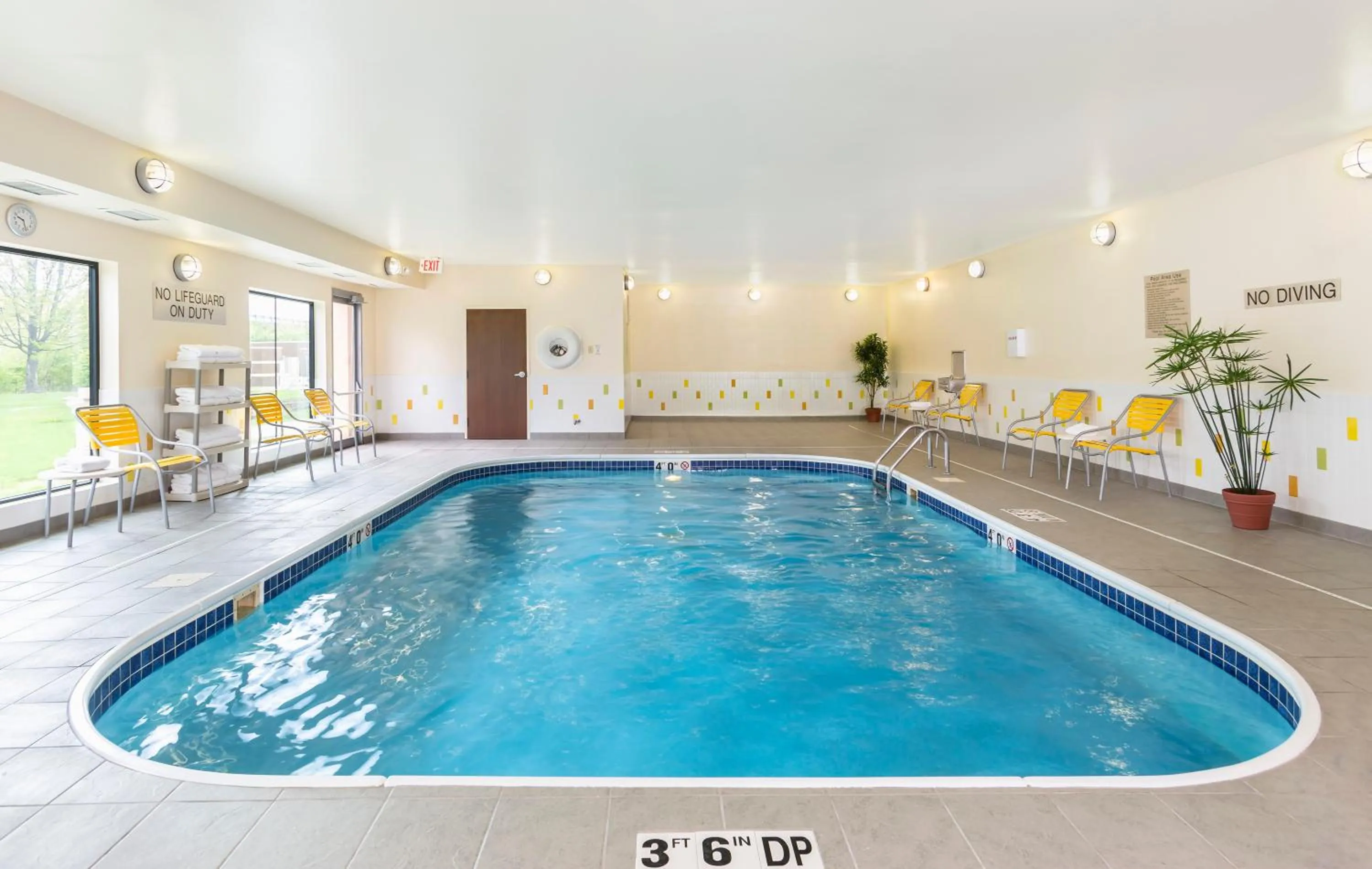 Swimming pool in Fairfield Inn & Suites Springfield