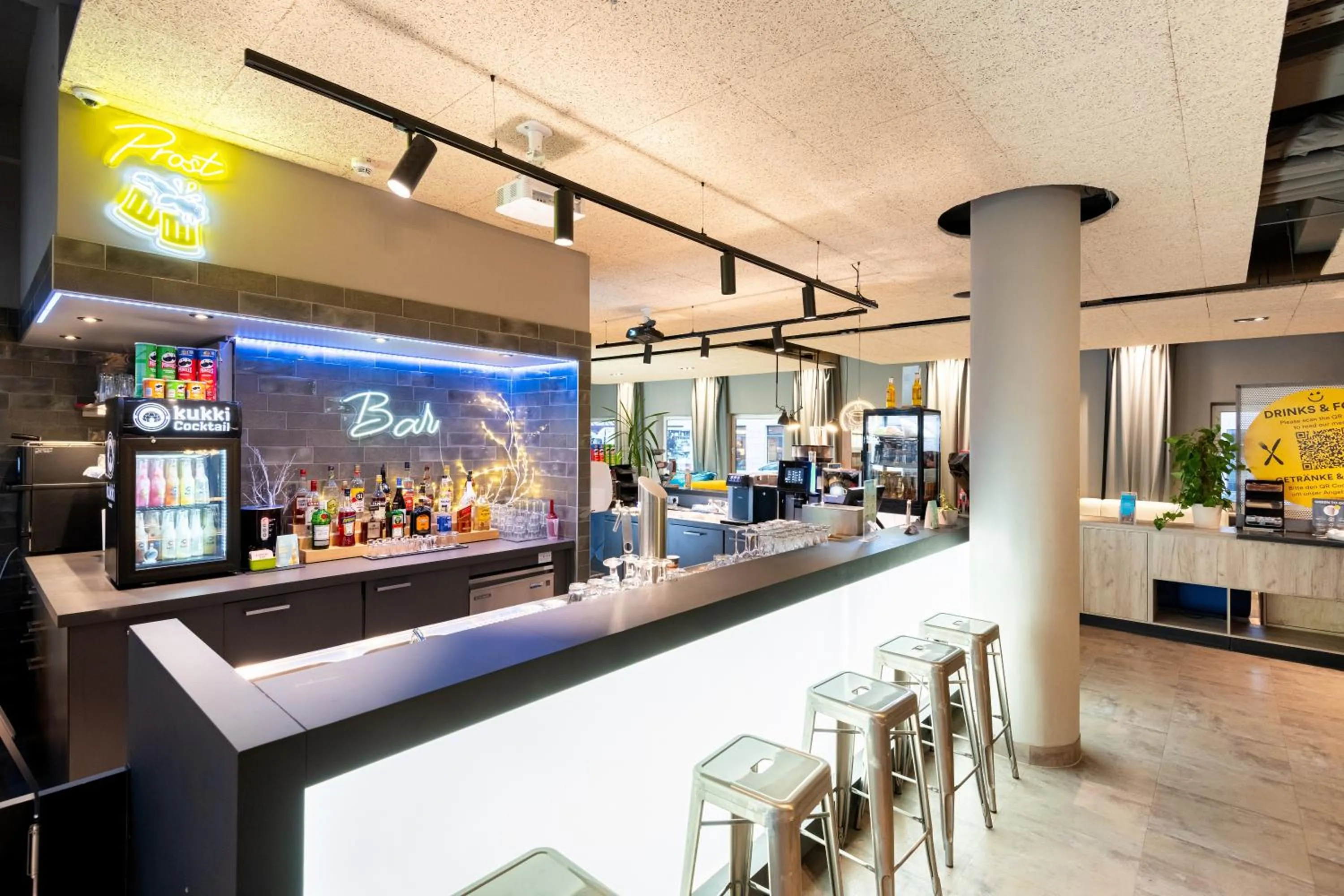 Lounge or bar in a&o Nürnberg Hauptbahnhof