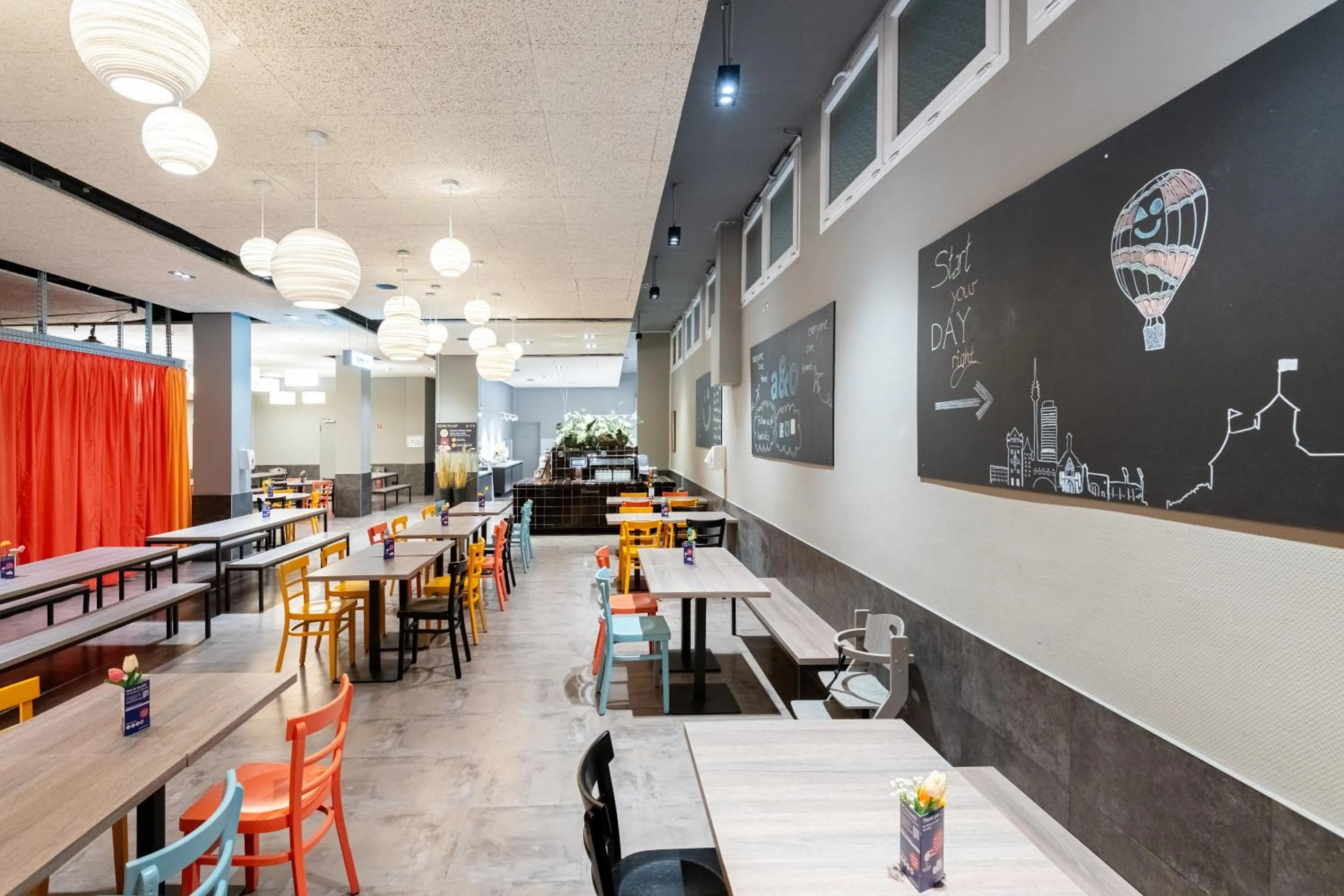 Dining area in a&o Nürnberg Hauptbahnhof