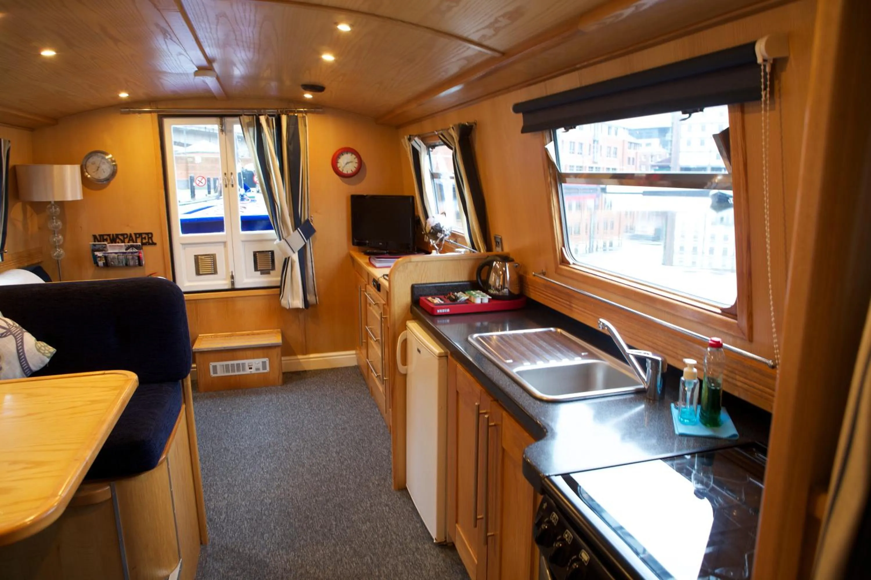 Kitchen or kitchenette in Houseboat Hotels