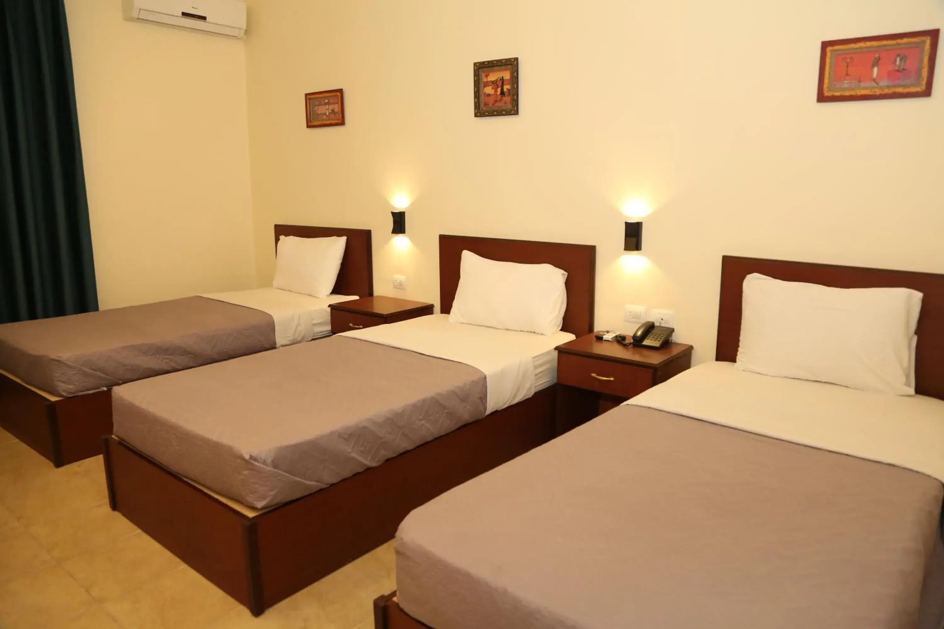 Triple Room in Rumman Hotel Triple Room in Rumman Hotel