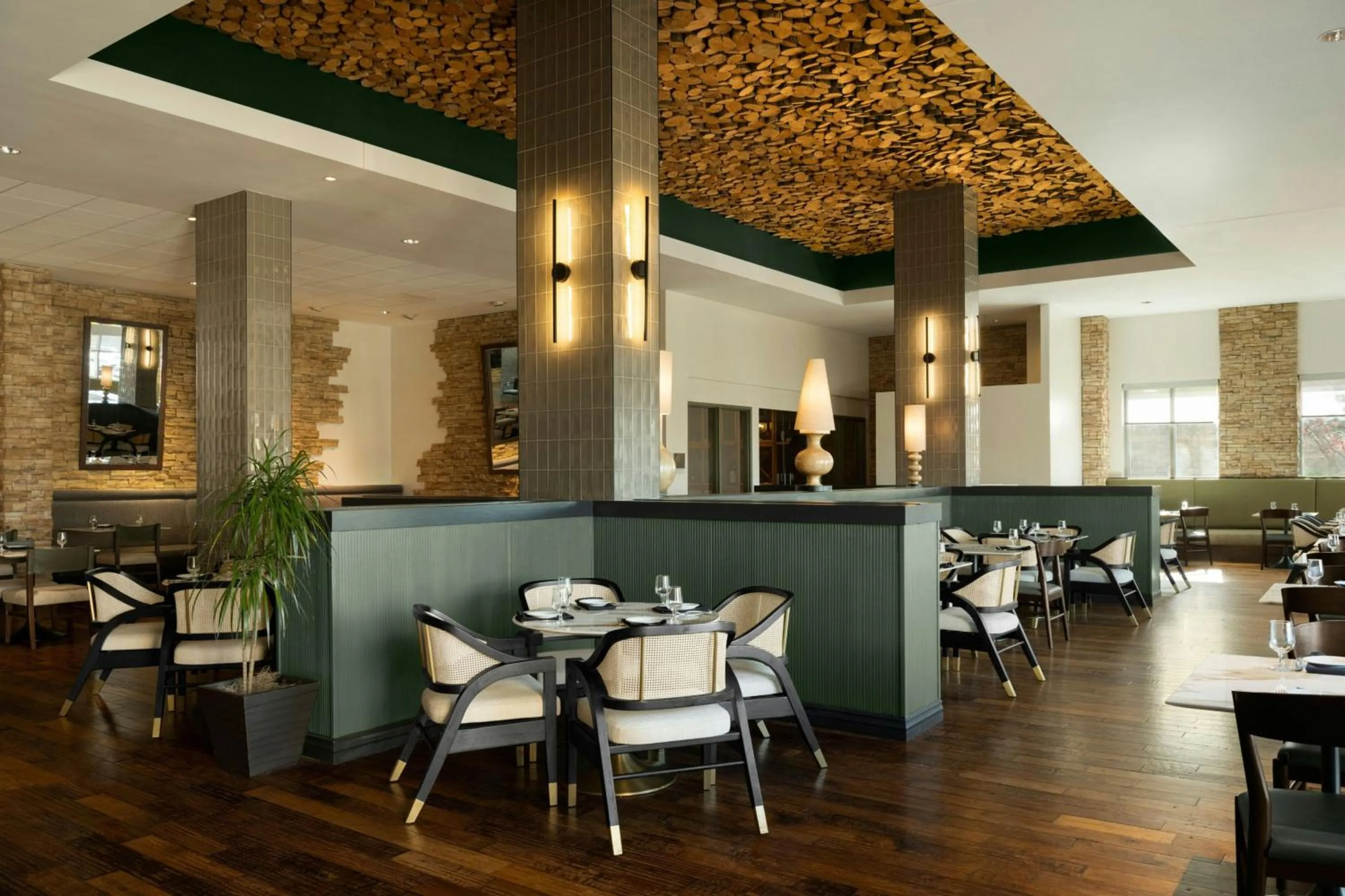 Lounge or bar in Renaissance Boulder Flatiron Hotel