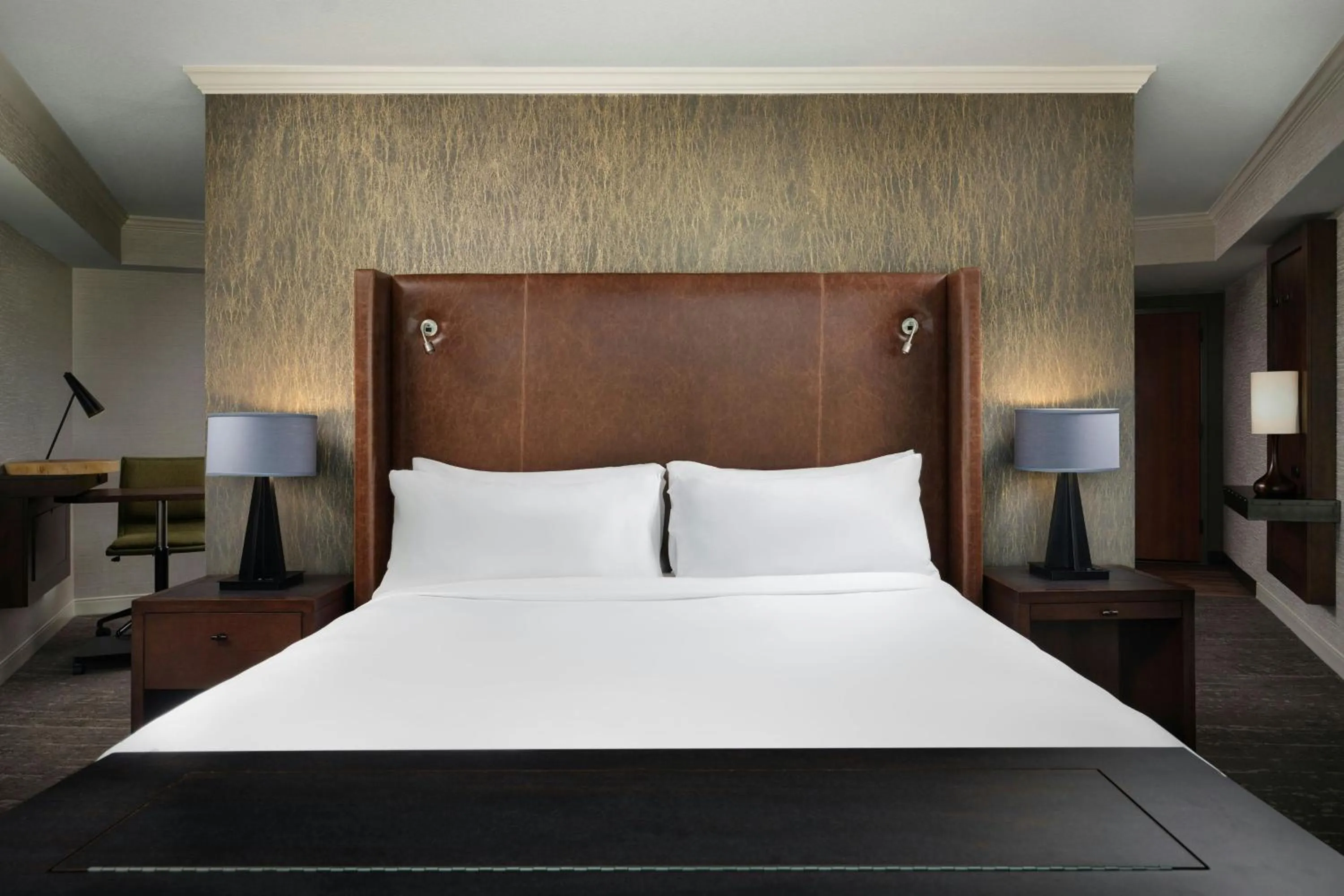 Photo of the whole room, Bed in Renaissance Boulder Flatiron Hotel