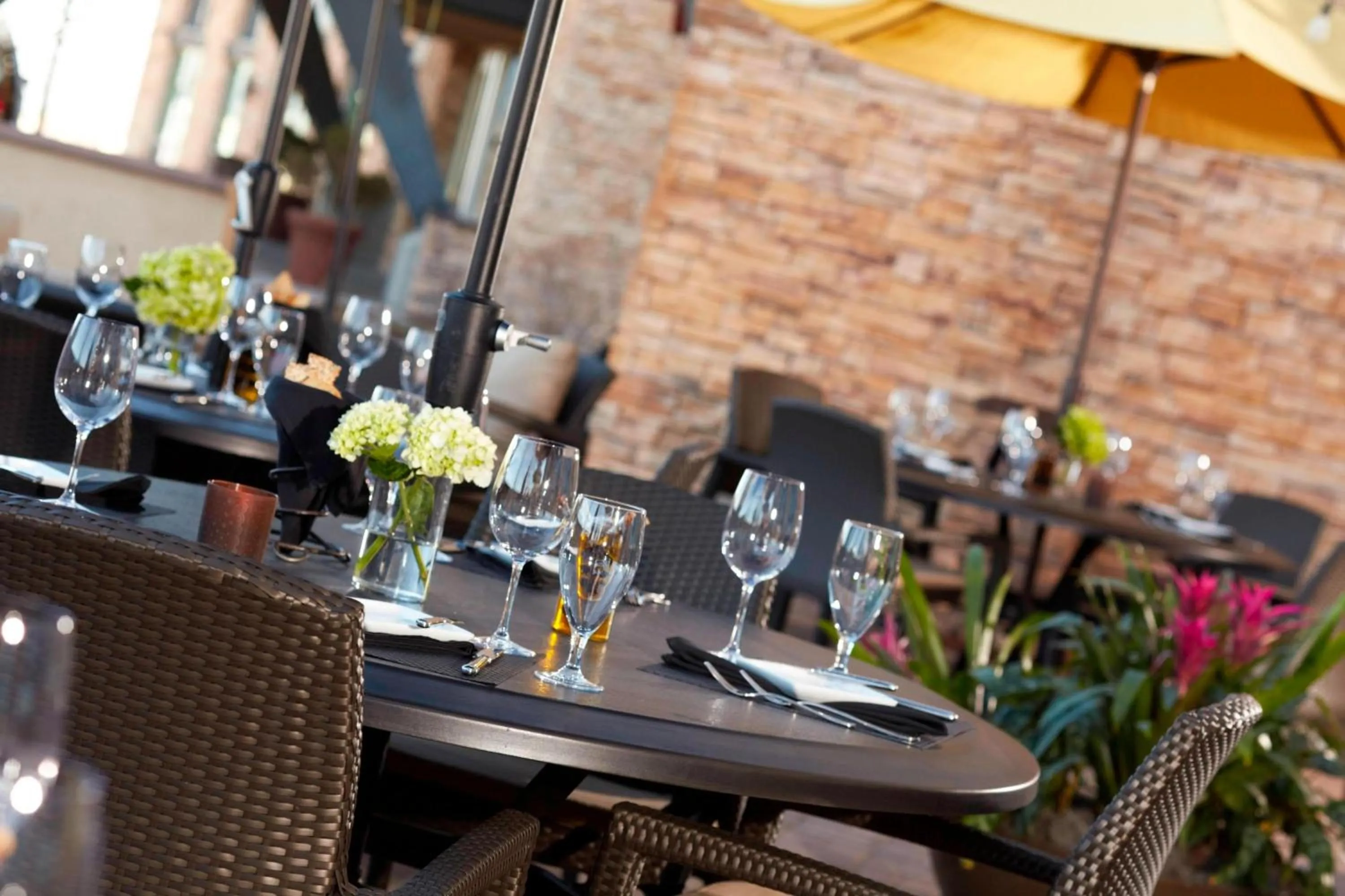 Lounge or bar in Renaissance Boulder Flatiron Hotel