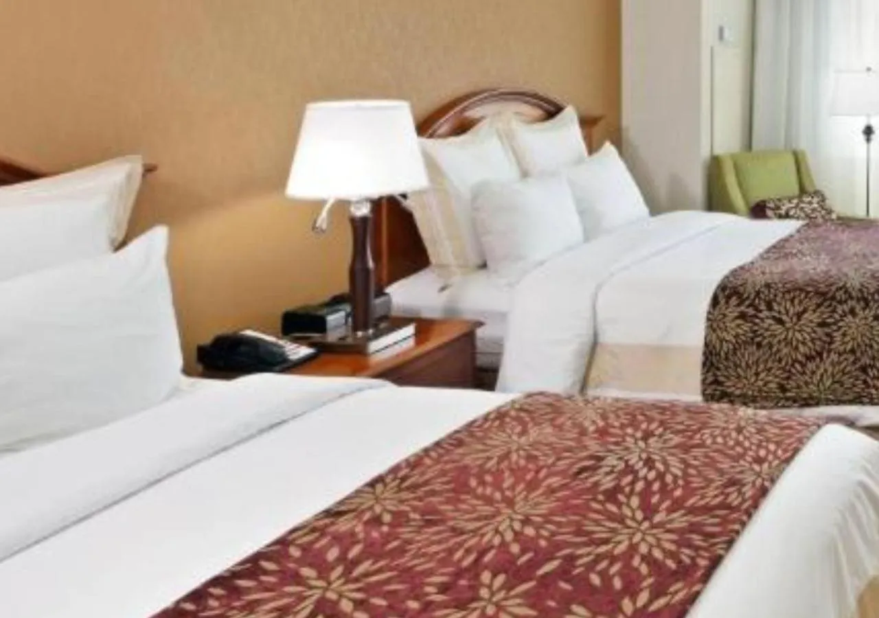 Concierge Level Double Room with Two Double Beds and Adapted Tub - Mobility Accessible in Denver Marriott South at Park Meadows