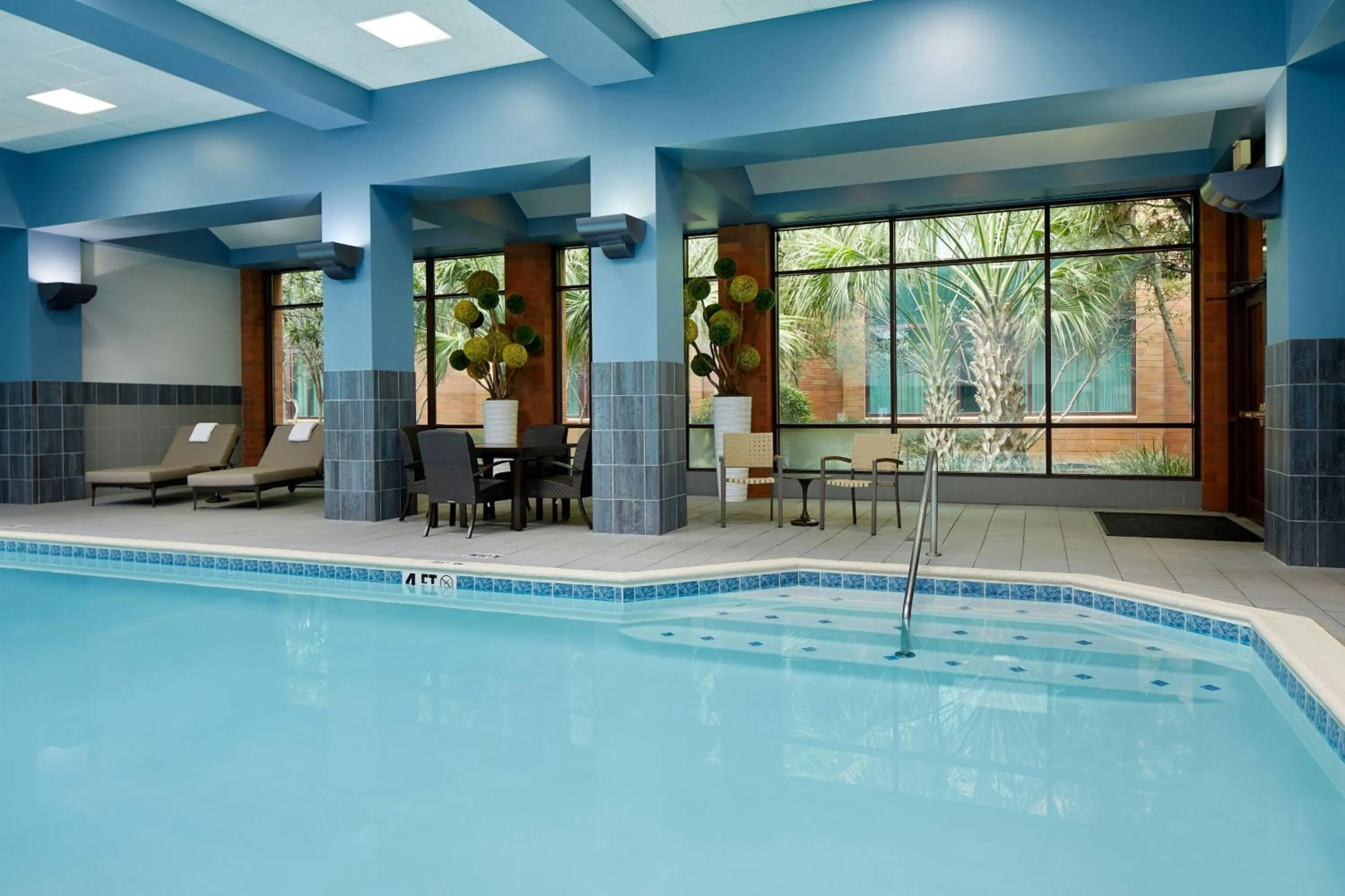 Swimming pool in Marriott DFW Airport South