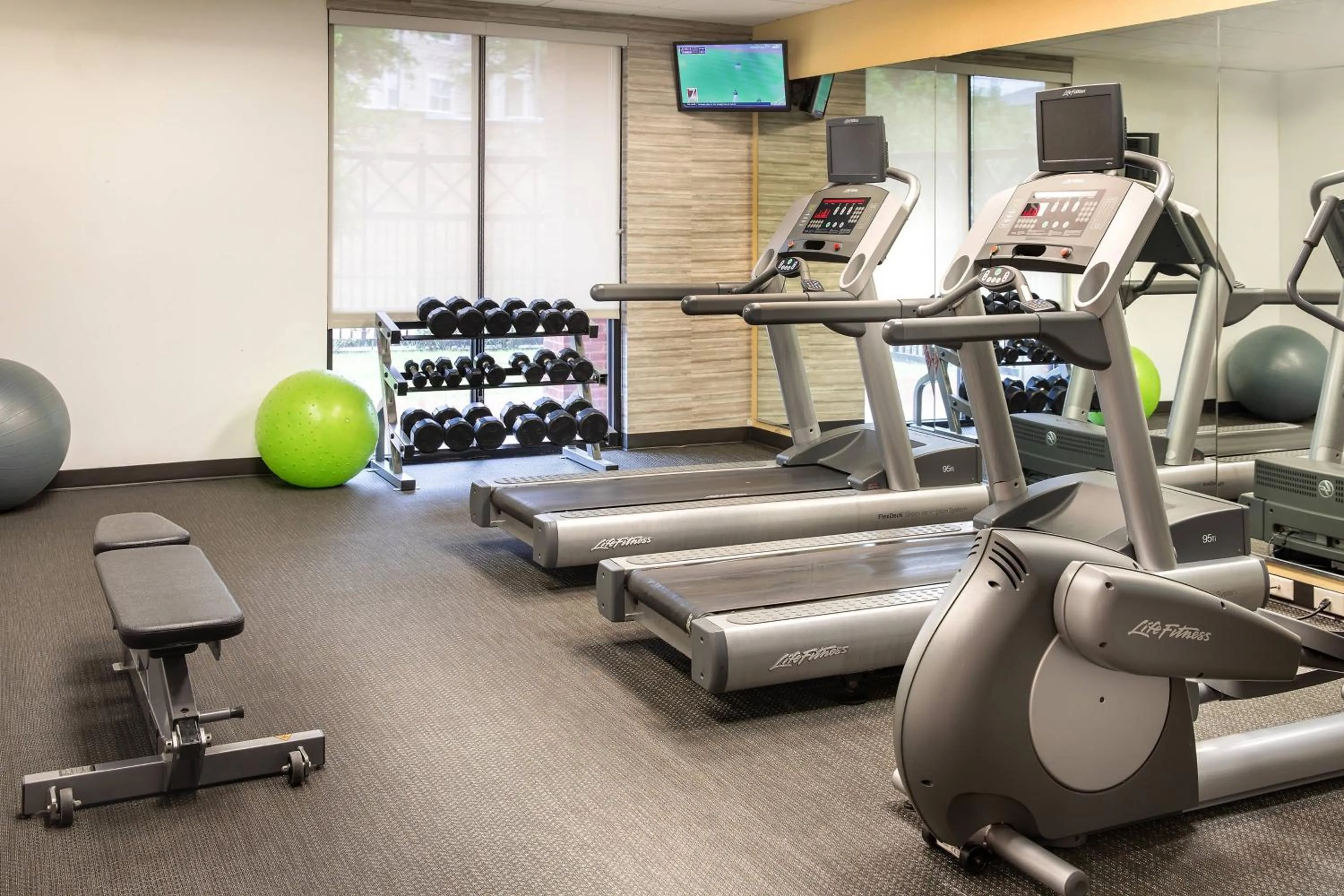 Fitness centre/facilities in Courtyard by Marriott Denton