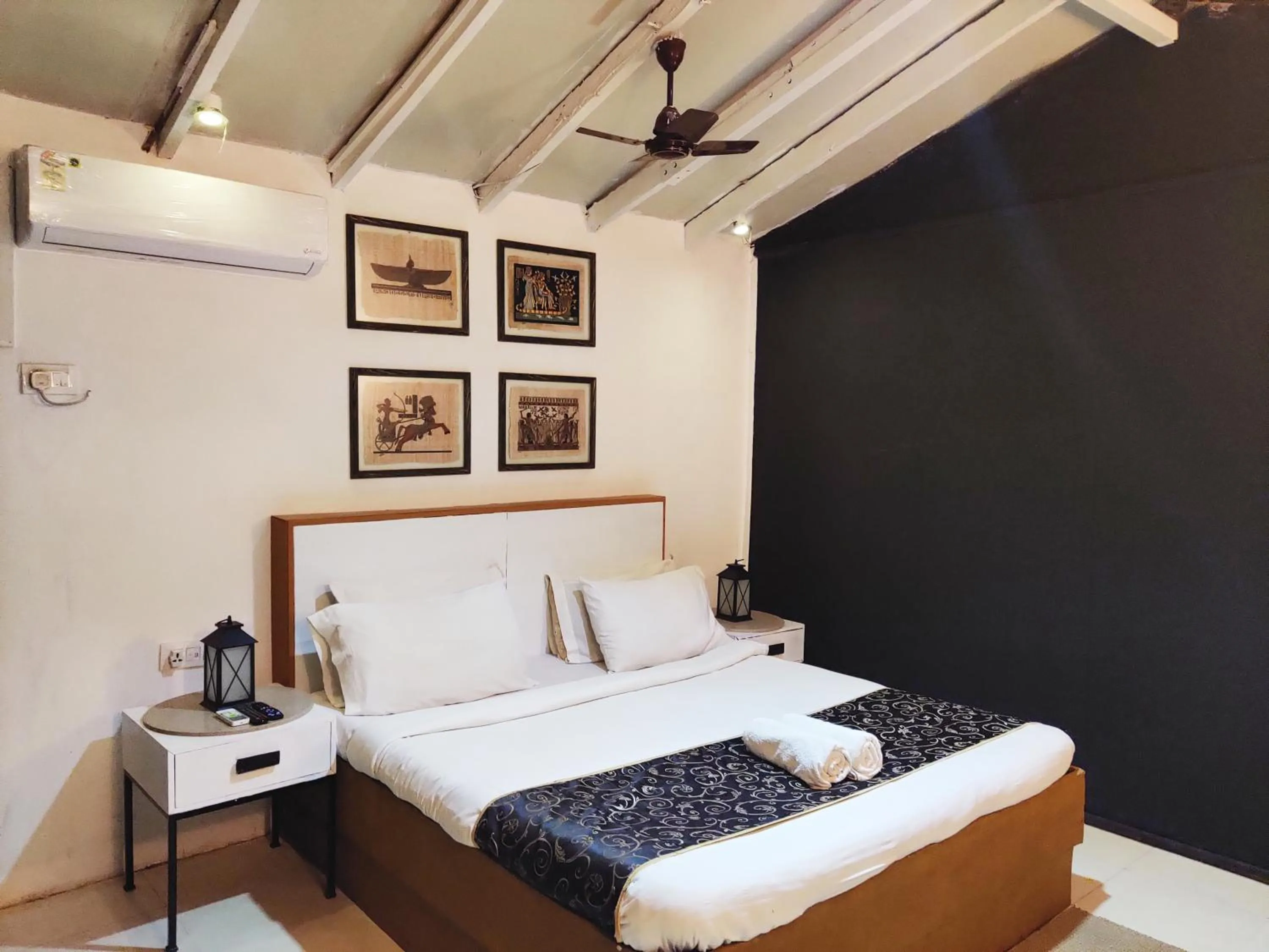 Bed in The Camelot Beach Resort - Baga