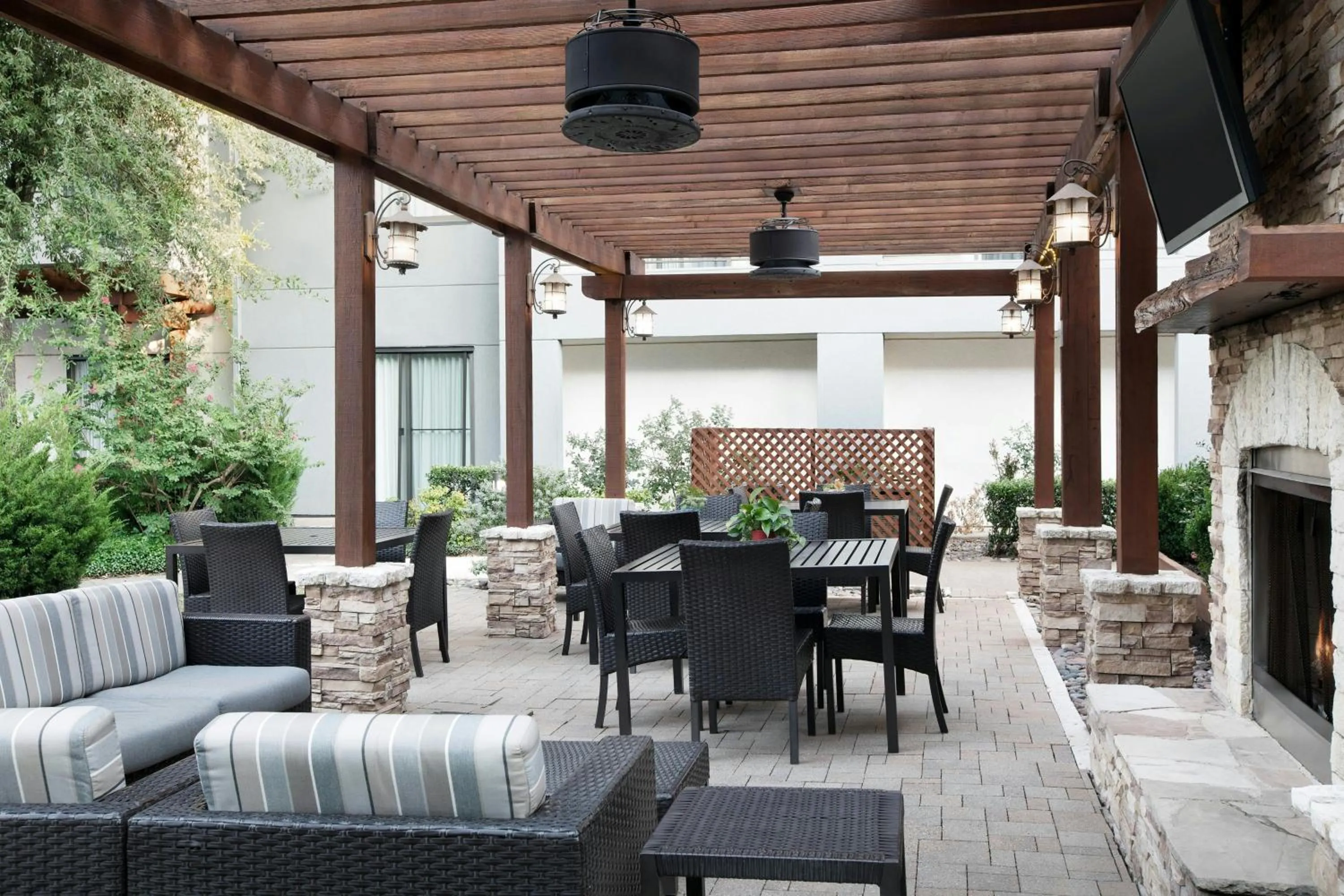 Lounge or bar in Courtyard by Marriott Dallas DFW Airport North/Irving