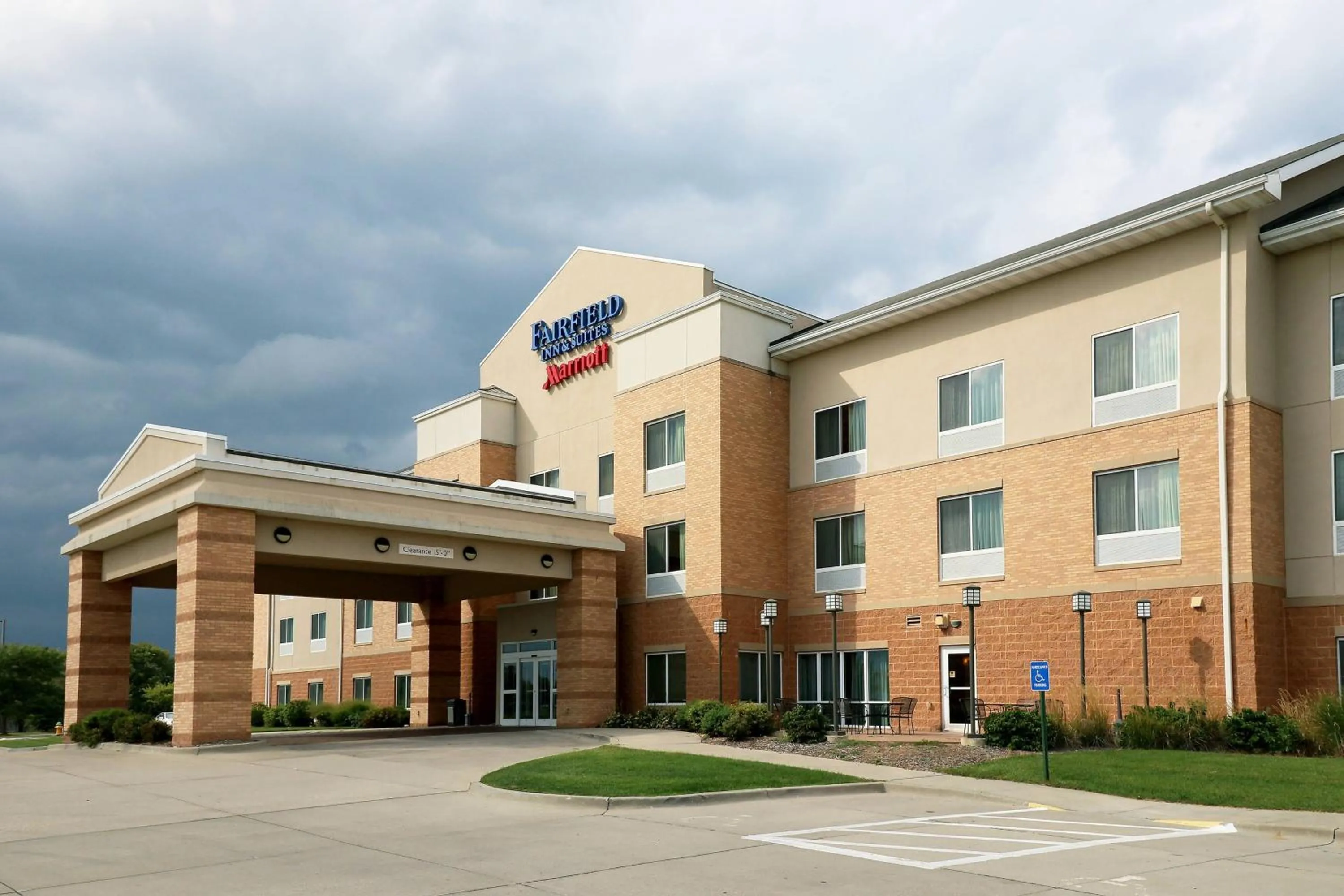 Property building in Fairfield Inn & Suites Des Moines Airport