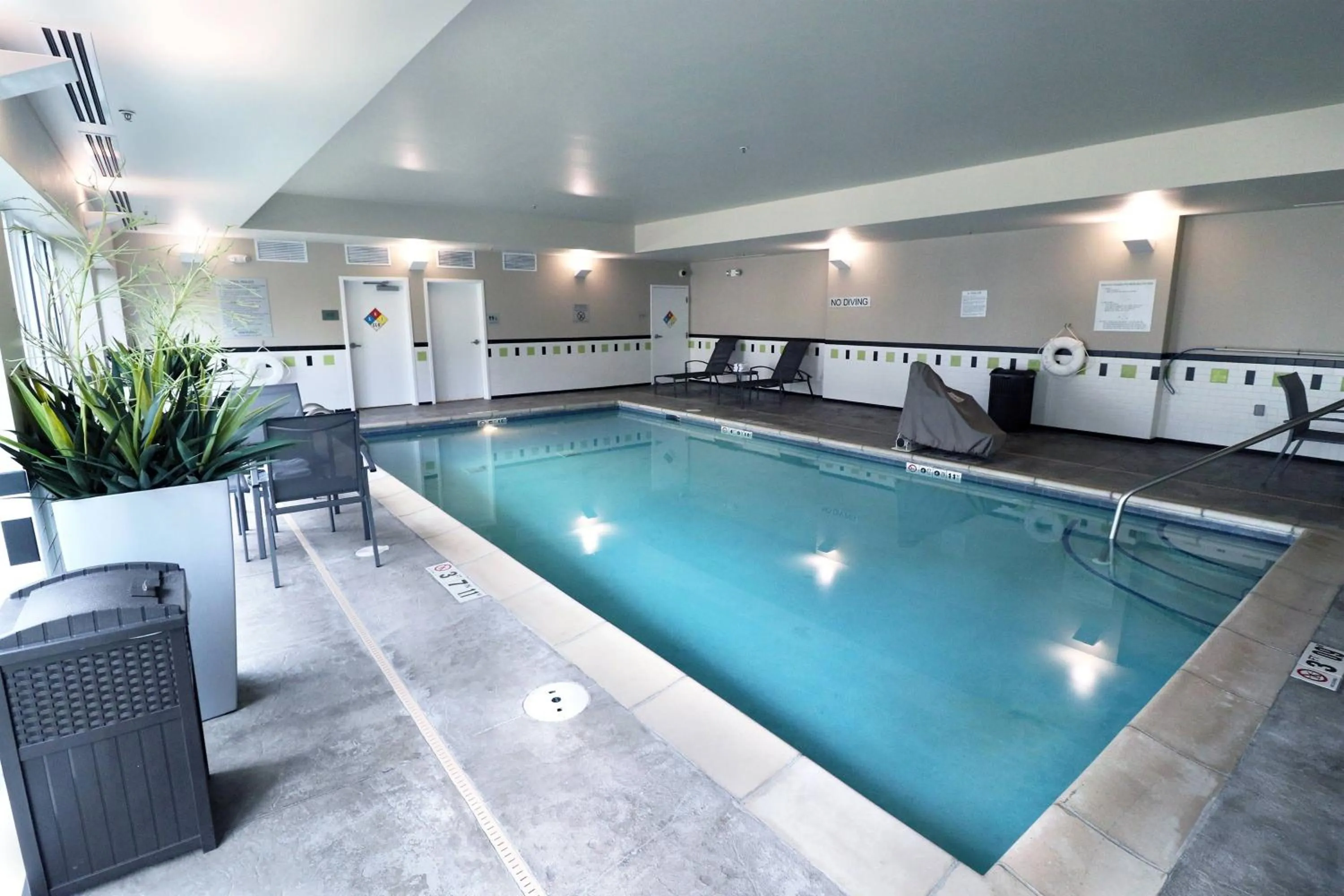 Swimming pool in Fairfield Inn & Suites Des Moines Airport