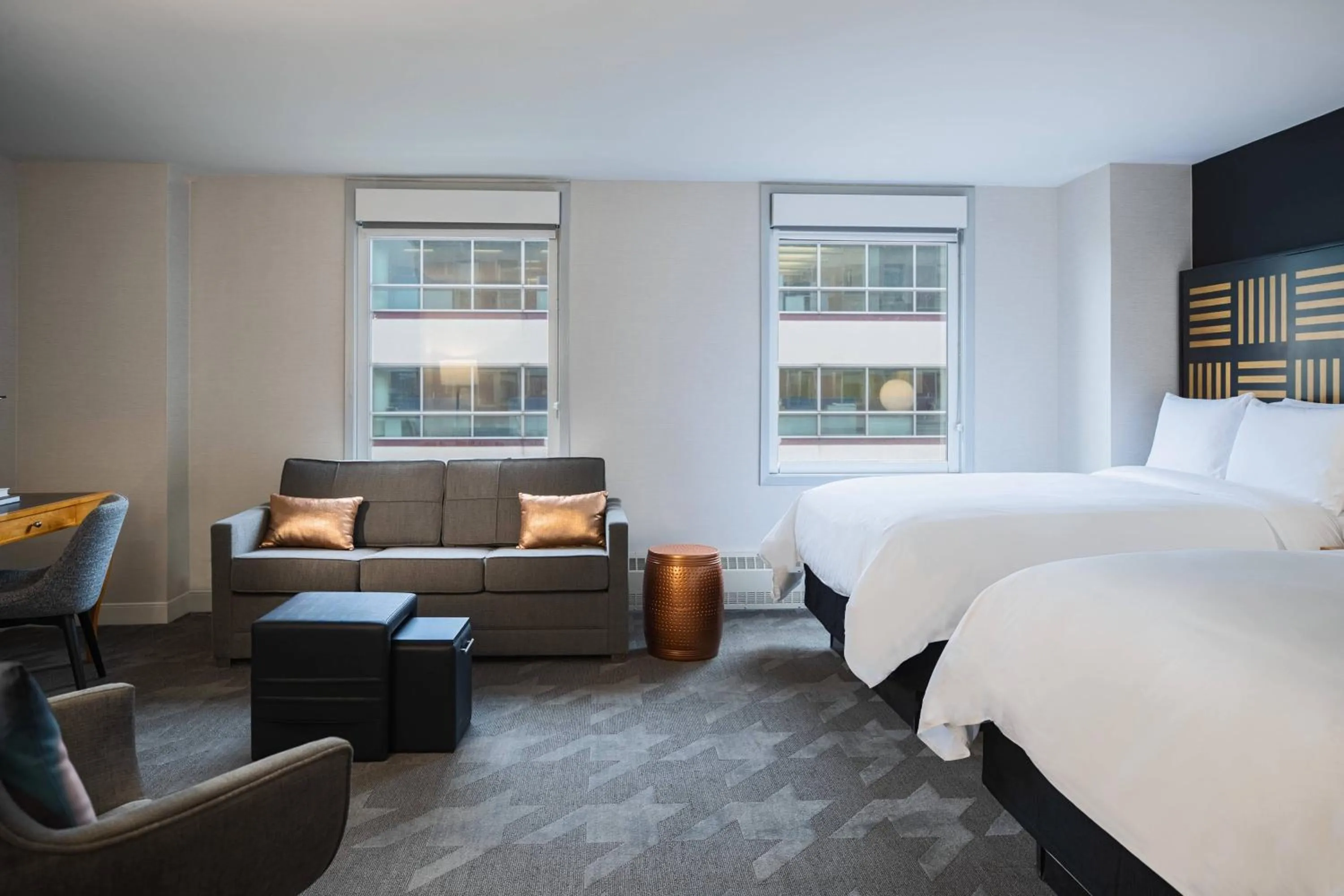 Photo of the whole room, Bed in Renaissance Des Moines Savery Hotel